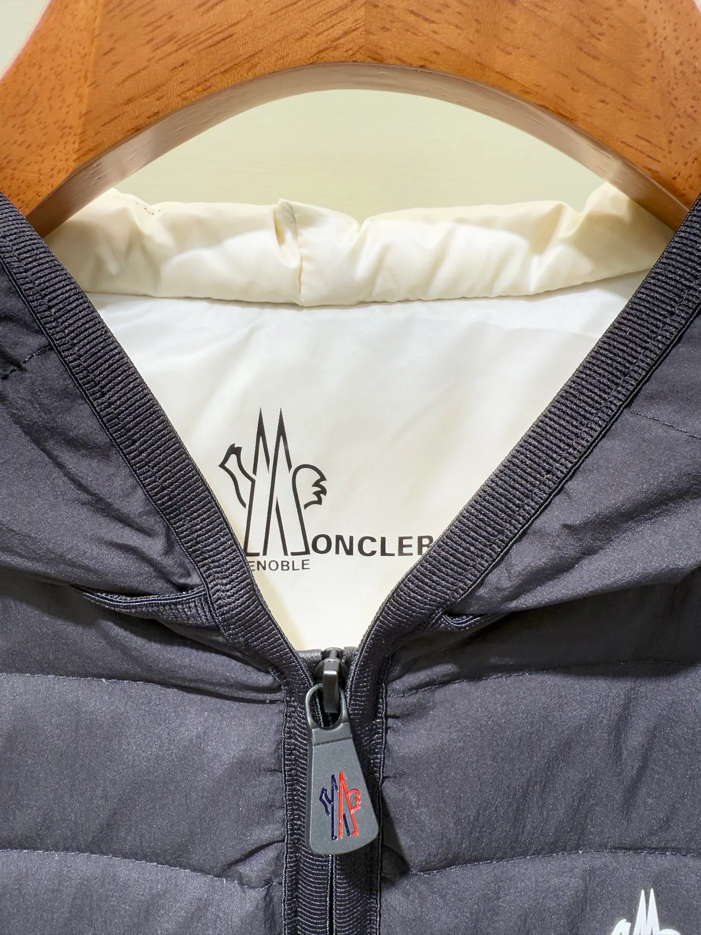 P1120 Moncler Mouth Grenoble Series Women's Outdoor Sports Down Jacket This padded sweatshirt is suitable for wearing as an inner layer under a protective jacket to add warmth and protection. Made from stretch fleece, it has a zippered design and is filled with down at the front. The front and collar are made of nylonlaque, a lightweight fabric with a functional surface finish.  Fabric: Made of classic fabrics and down filling, filling: 90 down goose down, polyester fiber lining Technology: high collar with snap buttons, functional look zipper closure, functional look zipper pocket, elastic knitted wristband, embellished with three-color trim (supports NFC function) Color: off-white black Size: 1 2 3 4 4445070