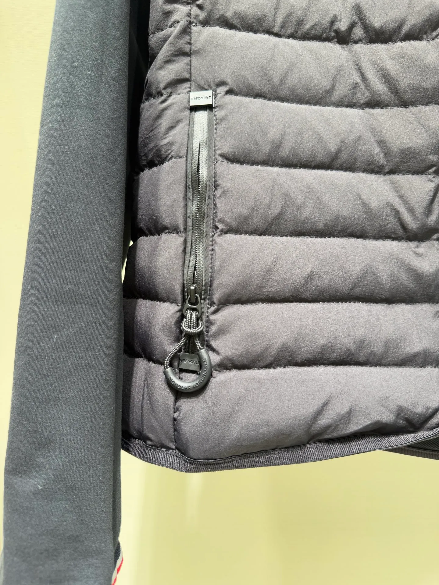 P1120 Moncler Mouth Grenoble Series Women's Outdoor Sports Down Jacket This padded sweatshirt is suitable for wearing as an inner layer under a protective jacket to add warmth and protection. Made from stretch fleece, it has a zippered design and is filled with down at the front. The front and collar are made of nylonlaque, a lightweight fabric with a functional surface finish.  Fabric: Made of classic fabrics and down filling, filling: 90 down goose down, polyester fiber lining Technology: high collar with snap buttons, functional look zipper closure, functional look zipper pocket, elastic knitted wristband, embellished with three-color trim (supports NFC function) Color: off-white black Size: 1 2 3 4 4445070