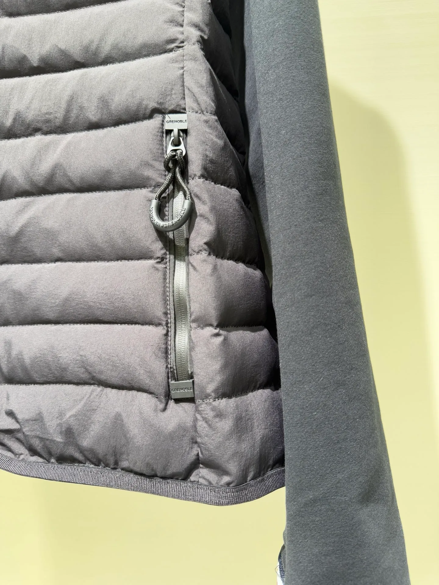 P1120 Moncler Mouth Grenoble Series Women's Outdoor Sports Down Jacket This padded sweatshirt is suitable for wearing as an inner layer under a protective jacket to add warmth and protection. Made from stretch fleece, it has a zippered design and is filled with down at the front. The front and collar are made of nylonlaque, a lightweight fabric with a functional surface finish.  Fabric: Made of classic fabrics and down filling, filling: 90 down goose down, polyester fiber lining Technology: high collar with snap buttons, functional look zipper closure, functional look zipper pocket, elastic knitted wristband, embellished with three-color trim (supports NFC function) Color: off-white black Size: 1 2 3 4 4445070