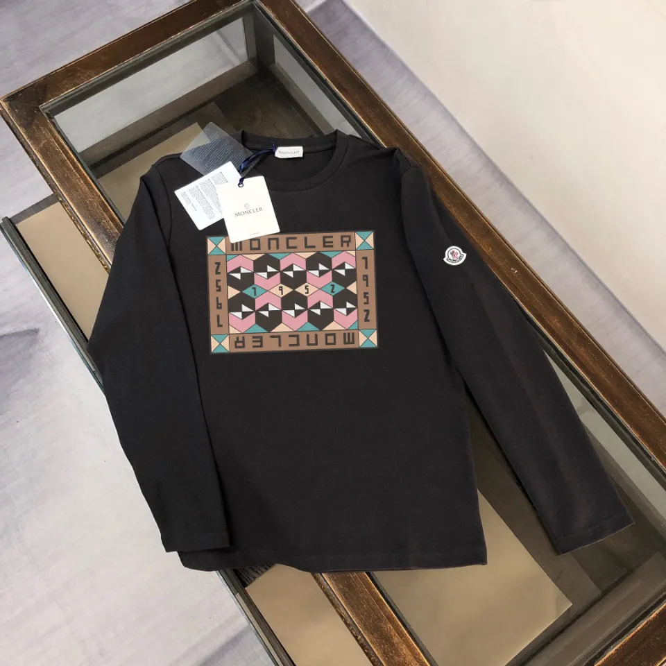 P180, a non-off-the-shelf model, you can trust it. Moncler printed long-sleeved T-shirt, 240g breathable cotton fabric, very soft and comfortable texture, does not shrink, does not deform, does not ball), can be worn alone as a base layer. Original customized accessories, collar label, care mark, hangtag, packaging (perfect details) Color: White Black Size: XS S M L