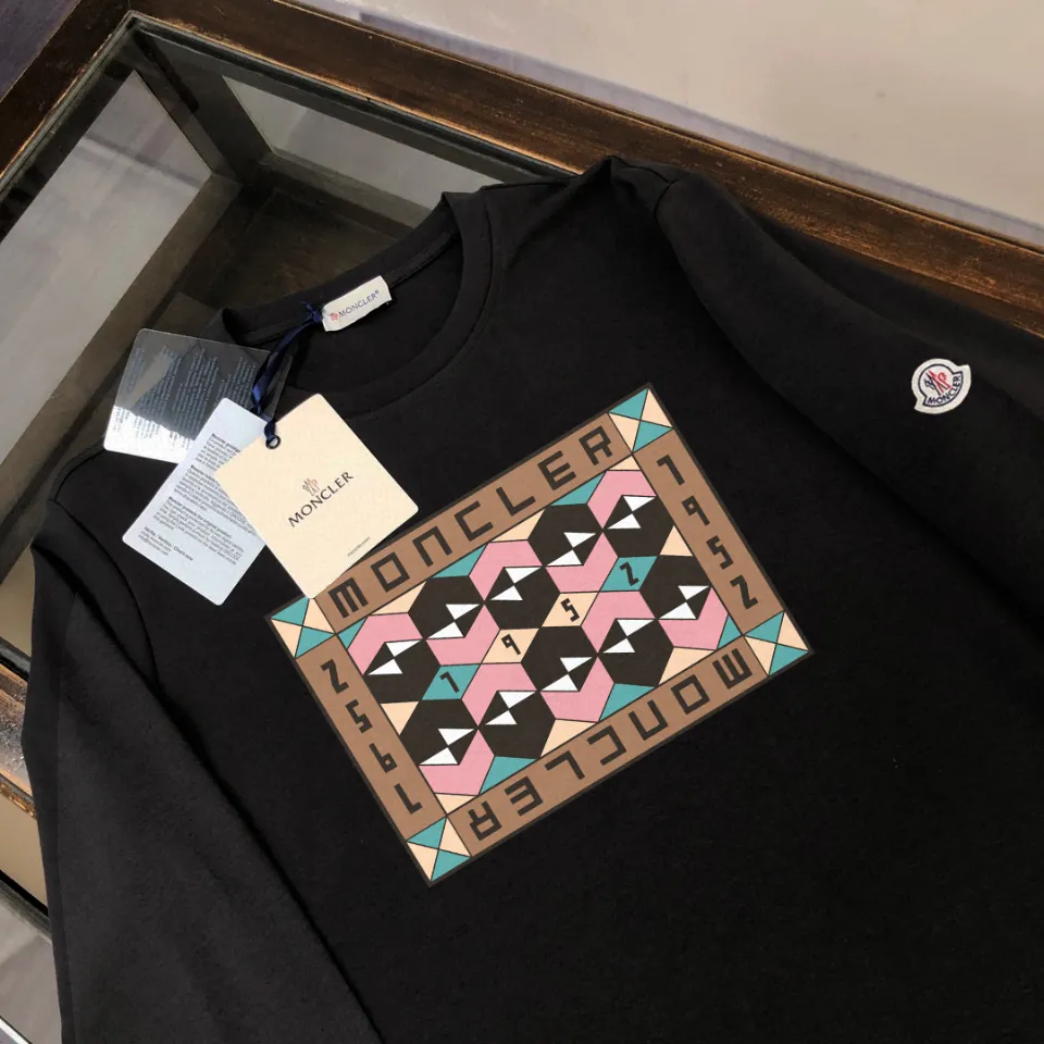 P180, a non-off-the-shelf model, you can trust it. Moncler printed long-sleeved T-shirt, 240g breathable cotton fabric, very soft and comfortable texture, does not shrink, does not deform, does not ball), can be worn alone as a base layer. Original customized accessories, collar label, care mark, hangtag, packaging (perfect details) Color: White Black Size: XS S M L