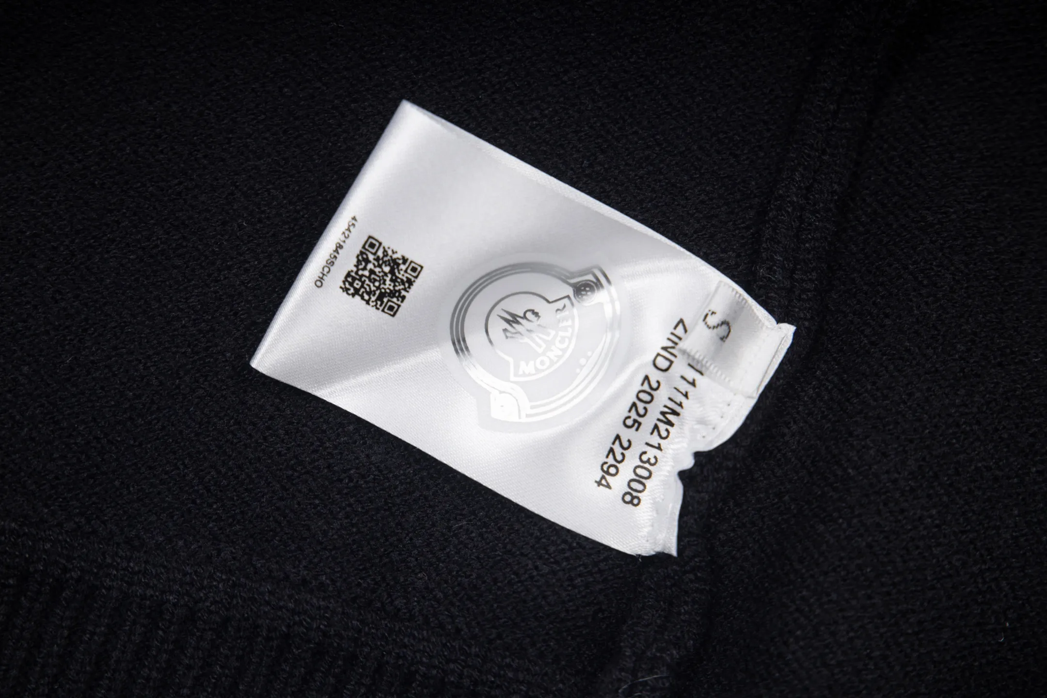 P240 Style No.: Y273 Moncler Spring, Autumn and Winter two-color small label terry embroidered knitted round neck sweater. The classic Moncler letter logo is spliced with sand knitting. 7-needle jacquard machine operation. The yarn selection is soft and comfortable and not prickly. The classic small label is simple and elegant. The weight of a piece of clothing is more than one kilogram. Proper high quality. 1:1 customization. The true restoration of ZP. How can we not have a masked sweater this autumn and winter? Can be worn by both men and women. Color: black Gray Size: S-XL