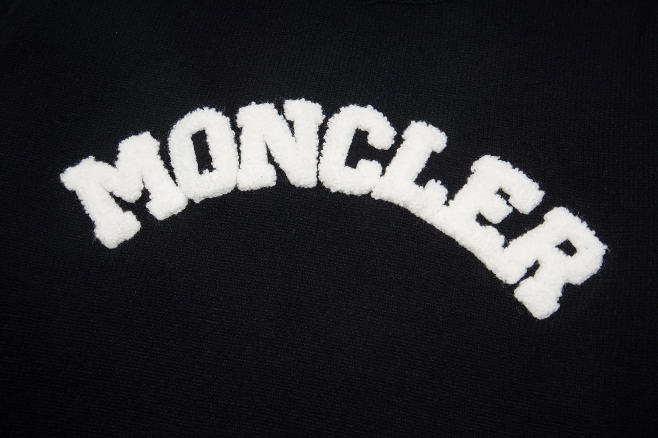 P240 Style No.: Y273 Moncler Spring, Autumn and Winter two-color small label terry embroidered knitted round neck sweater. The classic Moncler letter logo is spliced with sand knitting. 7-needle jacquard machine operation. The yarn selection is soft and comfortable and not prickly. The classic small label is simple and elegant. The weight of a piece of clothing is more than one kilogram. Proper high quality. 1:1 customization. The true restoration of ZP. How can we not have a masked sweater this autumn and winter? Can be worn by both men and women. Color: black Gray Size: S-XL