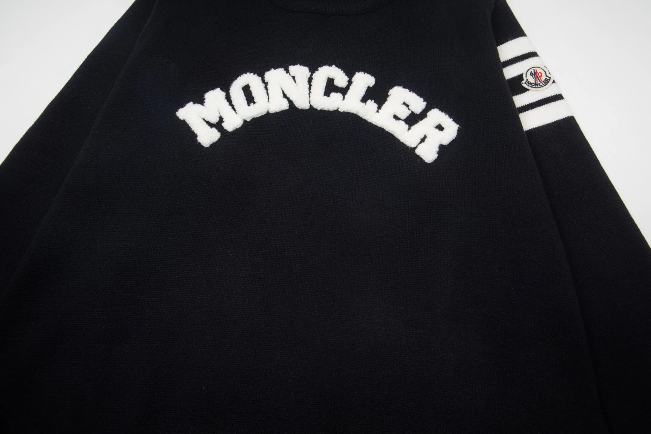 P240 Style No.: Y273 Moncler Spring, Autumn and Winter two-color small label terry embroidered knitted round neck sweater. The classic Moncler letter logo is spliced with sand knitting. 7-needle jacquard machine operation. The yarn selection is soft and comfortable and not prickly. The classic small label is simple and elegant. The weight of a piece of clothing is more than one kilogram. Proper high quality. 1:1 customization. The true restoration of ZP. How can we not have a masked sweater this autumn and winter? Can be worn by both men and women. Color: black Gray Size: S-XL