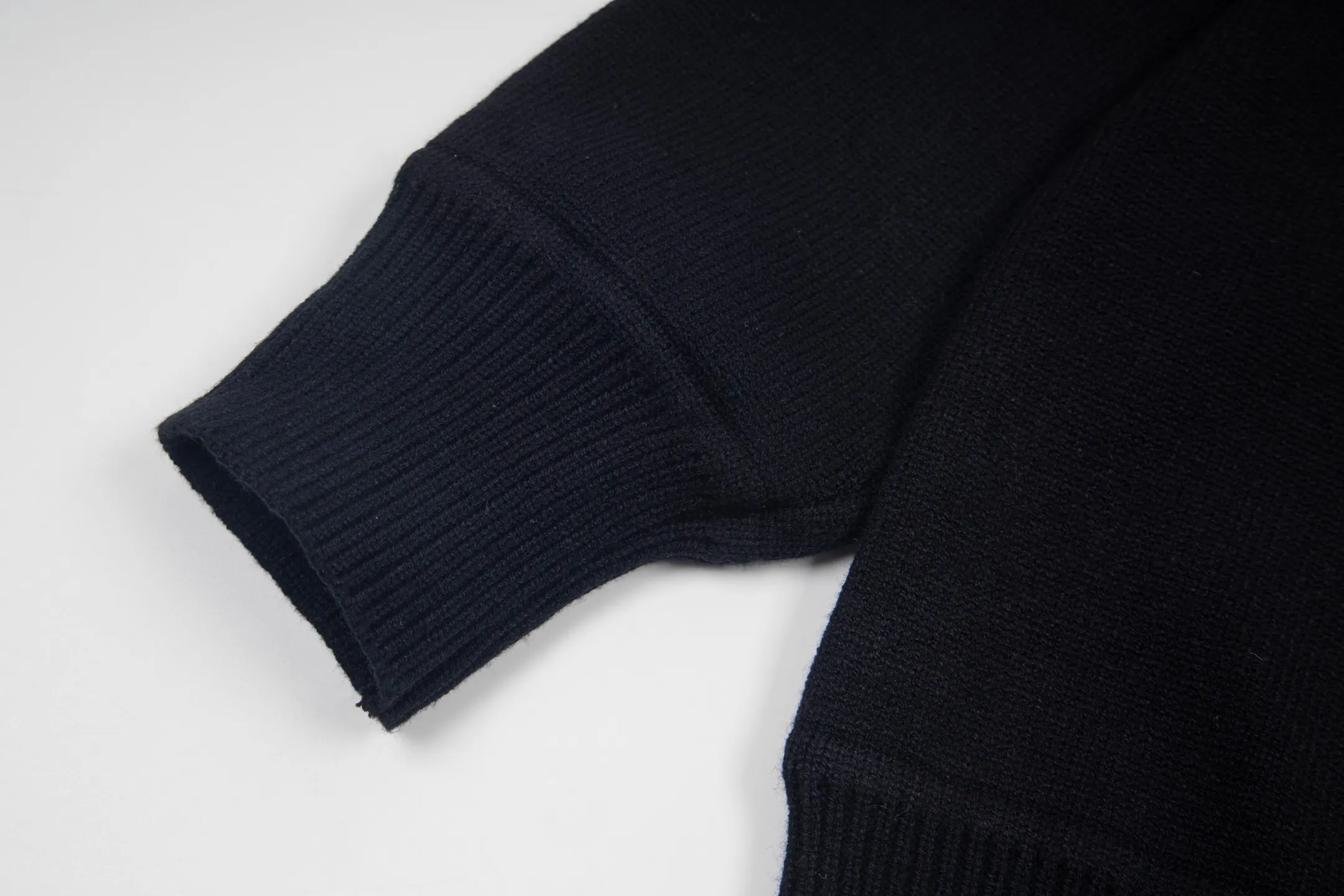 P240 Style No.: Y273 Moncler Spring, Autumn and Winter two-color small label terry embroidered knitted round neck sweater. The classic Moncler letter logo is spliced with sand knitting. 7-needle jacquard machine operation. The yarn selection is soft and comfortable and not prickly. The classic small label is simple and elegant. The weight of a piece of clothing is more than one kilogram. Proper high quality. 1:1 customization. The true restoration of ZP. How can we not have a masked sweater this autumn and winter? Can be worn by both men and women. Color: black Gray Size: S-XL