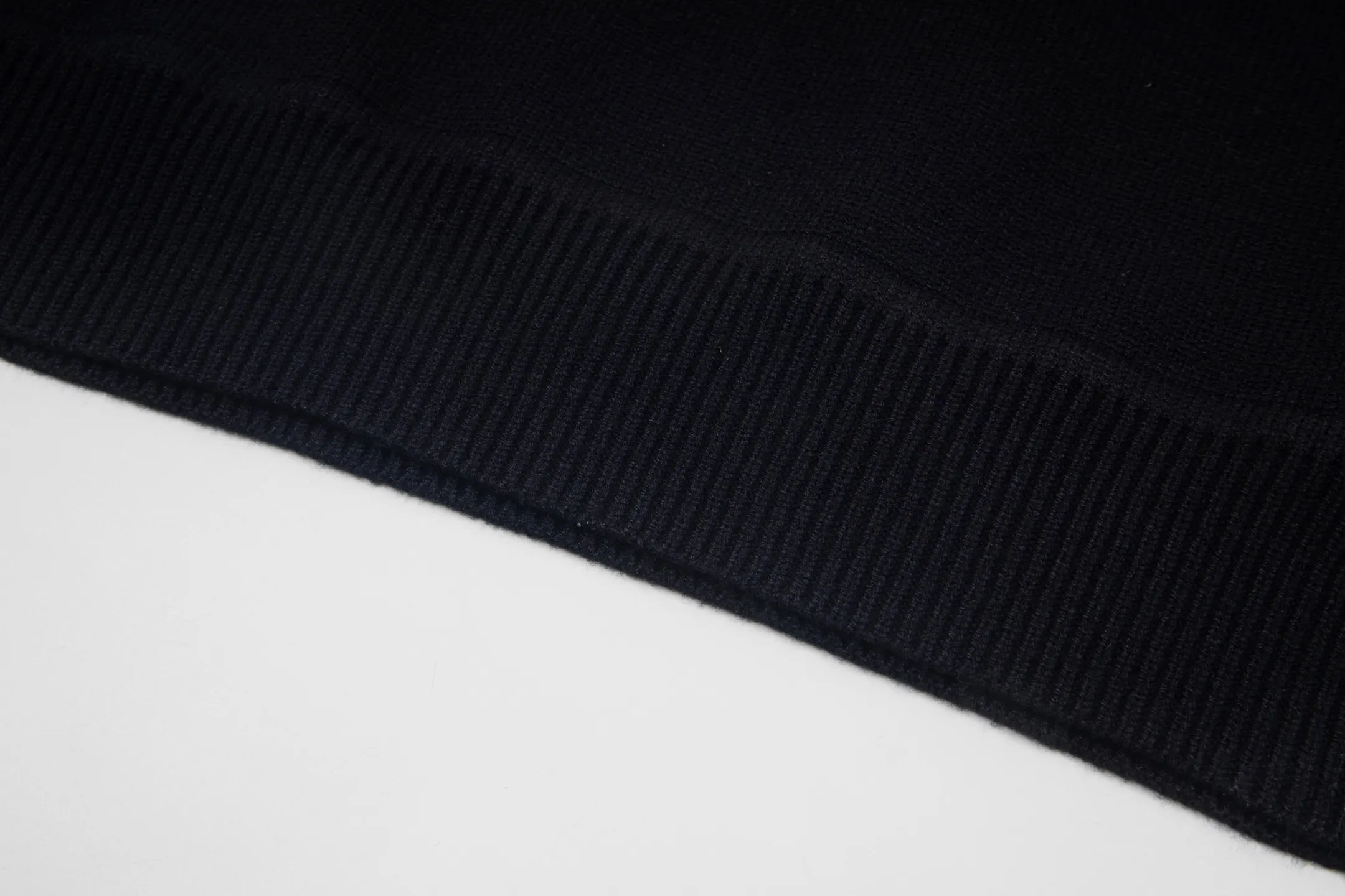 P240 Style No.: Y273 Moncler Spring, Autumn and Winter two-color small label terry embroidered knitted round neck sweater. The classic Moncler letter logo is spliced with sand knitting. 7-needle jacquard machine operation. The yarn selection is soft and comfortable and not prickly. The classic small label is simple and elegant. The weight of a piece of clothing is more than one kilogram. Proper high quality. 1:1 customization. The true restoration of ZP. How can we not have a masked sweater this autumn and winter? Can be worn by both men and women. Color: black Gray Size: S-XL