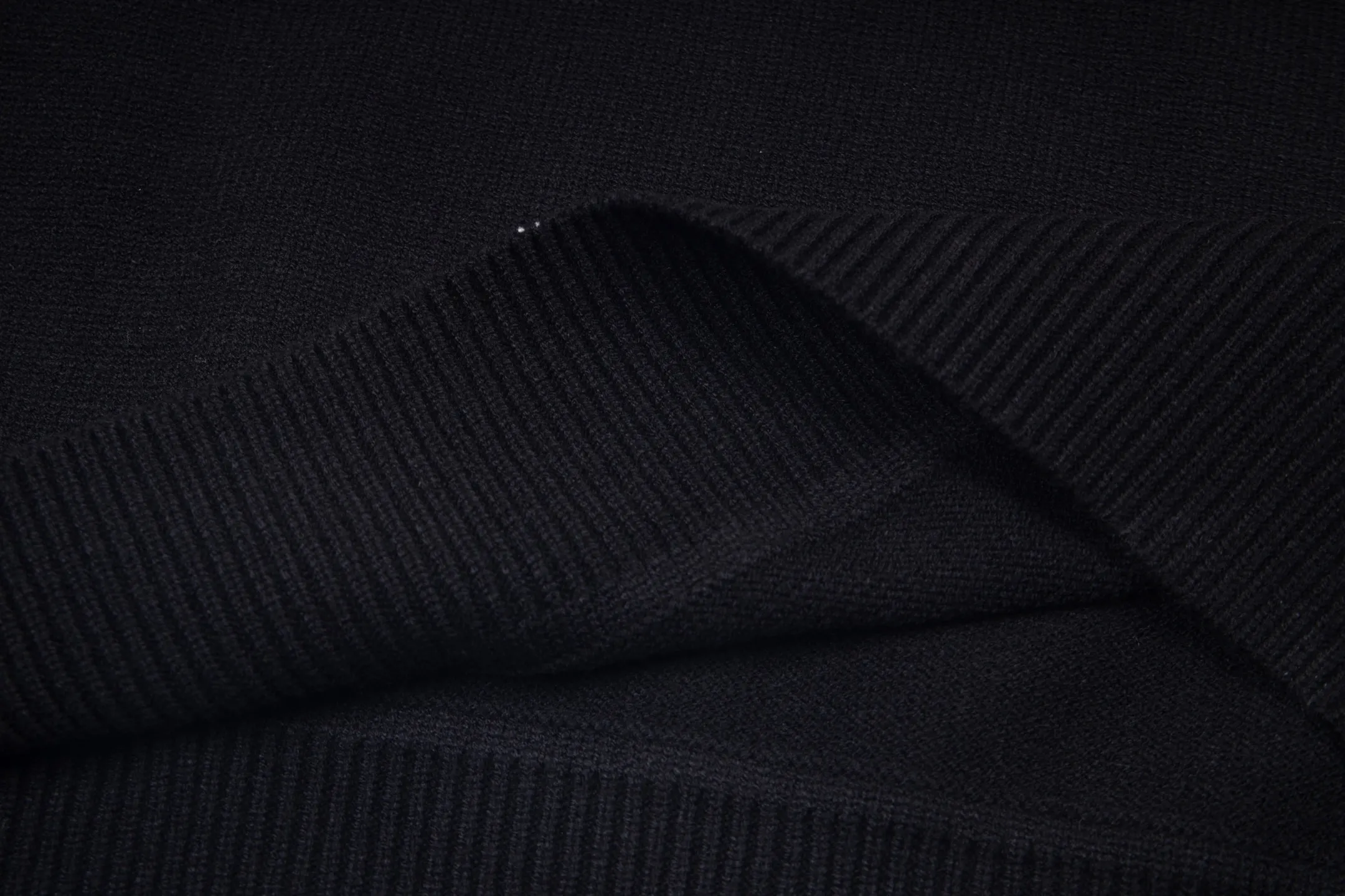 P240 Style No.: Y273 Moncler Spring, Autumn and Winter two-color small label terry embroidered knitted round neck sweater. The classic Moncler letter logo is spliced with sand knitting. 7-needle jacquard machine operation. The yarn selection is soft and comfortable and not prickly. The classic small label is simple and elegant. The weight of a piece of clothing is more than one kilogram. Proper high quality. 1:1 customization. The true restoration of ZP. How can we not have a masked sweater this autumn and winter? Can be worn by both men and women. Color: black Gray Size: S-XL