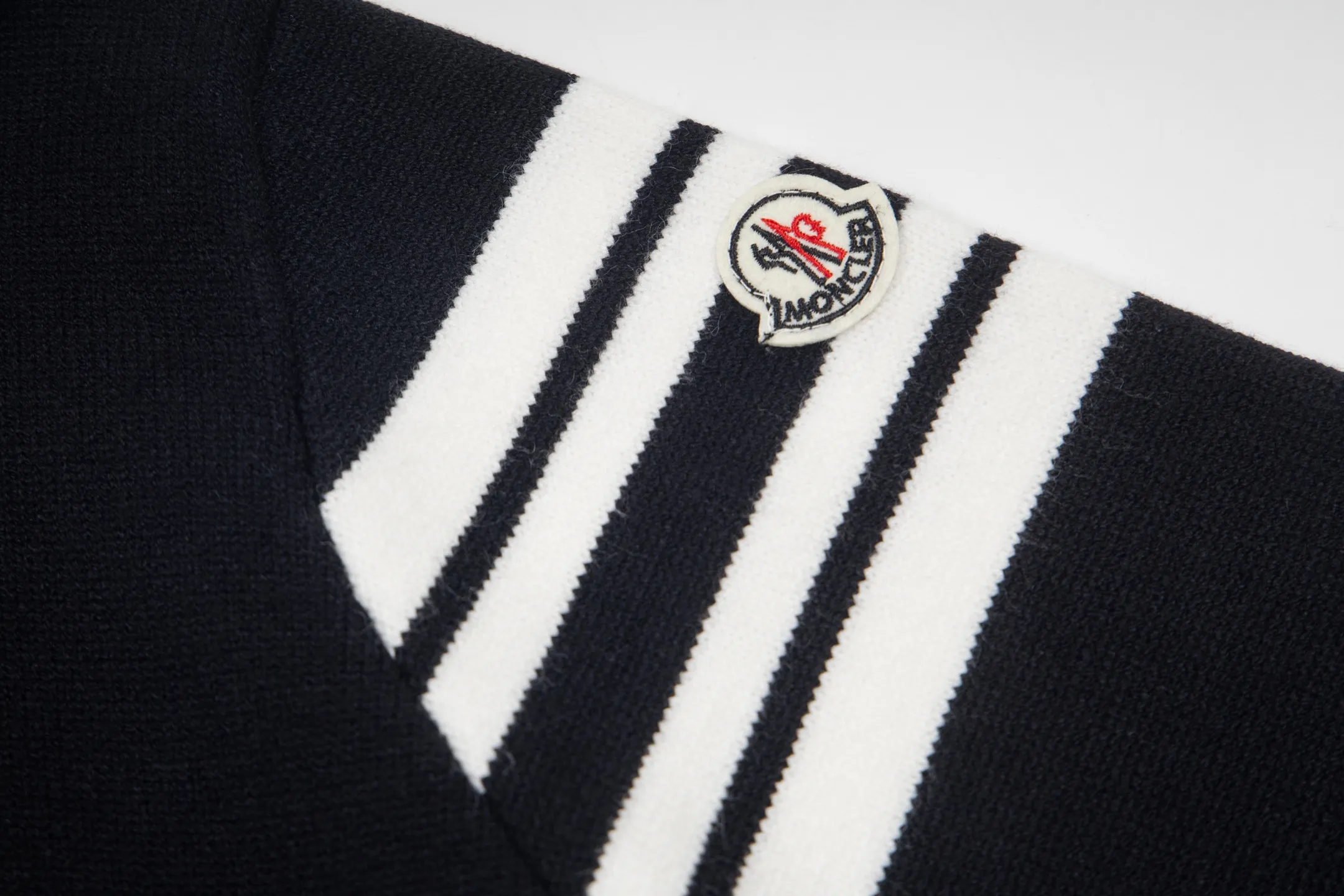 P240 Style No.: Y273 Moncler Spring, Autumn and Winter two-color small label terry embroidered knitted round neck sweater. The classic Moncler letter logo is spliced with sand knitting. 7-needle jacquard machine operation. The yarn selection is soft and comfortable and not prickly. The classic small label is simple and elegant. The weight of a piece of clothing is more than one kilogram. Proper high quality. 1:1 customization. The true restoration of ZP. How can we not have a masked sweater this autumn and winter? Can be worn by both men and women. Color: black Gray Size: S-XL