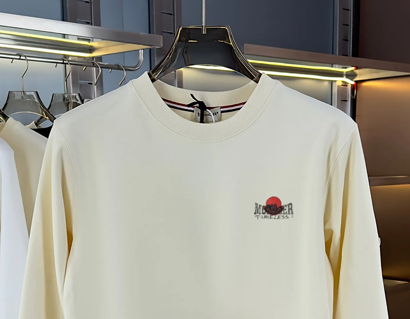 P210 high version sweatshirt) 📦With exclusive packaging📦 [Long-term ready stock] Upgraded version "Mobile phone smart sensor ~ NFC chip armband ~ Directly to the official website for anti-counterfeiting" 〖 𝐌𝐎𝐍𝐂𝐋𝐄𝐑 ~ Mouth covering〗 2025 new high quality, using 450 grams of heavyweight fabric Different from the market currency, you can mix and match everything at will and you will be handsome😎The whole clothes is made of double waistcoats. The double waistcoats make the whole dress more three-dimensional. It is not an ordinary factory that can do such fine work. 2025 autumn and winter new style, on sale at the counter, exquisite printed round neck terry sweatshirt. High-end double-ply cotton. Customized stretch ribs are dyed in the same vat. Three standards are complete. It is matched with digital printing patterns and is very breathable. Same style for men and women. Color: black, white, apricot. Size: S M L XL 2XL