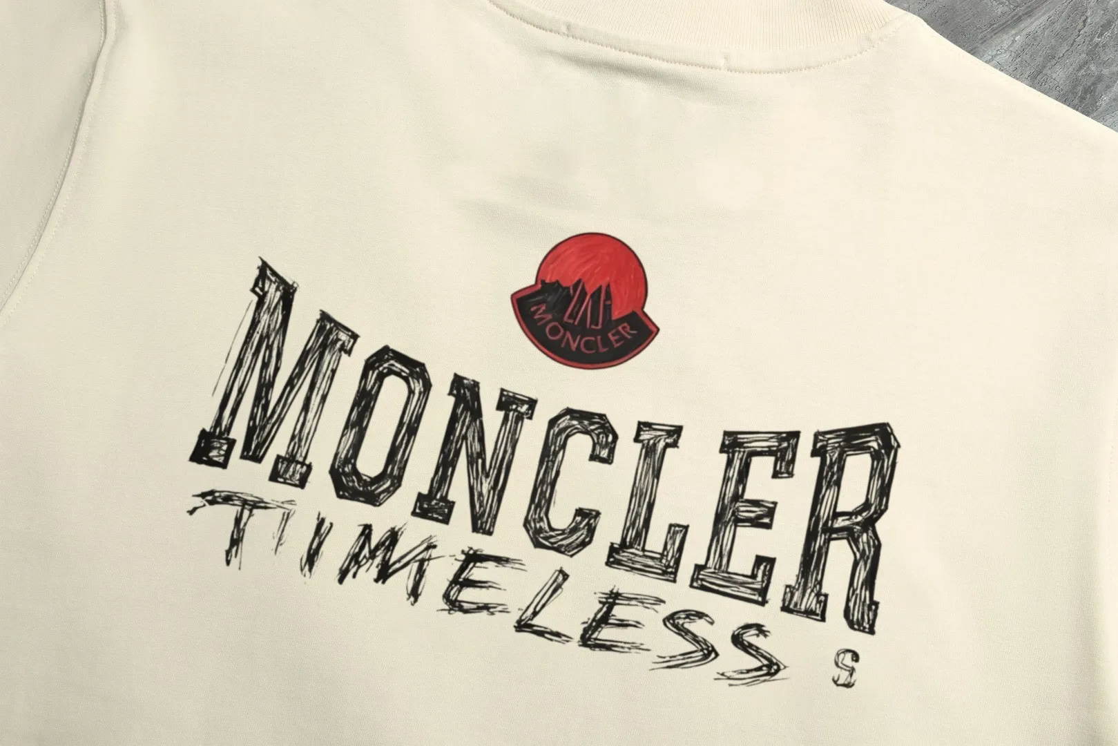P210 high version sweatshirt) 📦With exclusive packaging📦 [Long-term ready stock] Upgraded version "Mobile phone smart sensor ~ NFC chip armband ~ Directly to the official website for anti-counterfeiting" 〖 𝐌𝐎𝐍𝐂𝐋𝐄𝐑 ~ Mouth covering〗 2025 new high quality, using 450 grams of heavyweight fabric Different from the market currency, you can mix and match everything at will and you will be handsome😎The whole clothes is made of double waistcoats. The double waistcoats make the whole dress more three-dimensional. It is not an ordinary factory that can do such fine work. 2025 autumn and winter new style, on sale at the counter, exquisite printed round neck terry sweatshirt. High-end double-ply cotton. Customized stretch ribs are dyed in the same vat. Three standards are complete. It is matched with digital printing patterns and is very breathable. Same style for men and women. Color: black, white, apricot. Size: S M L XL 2XL