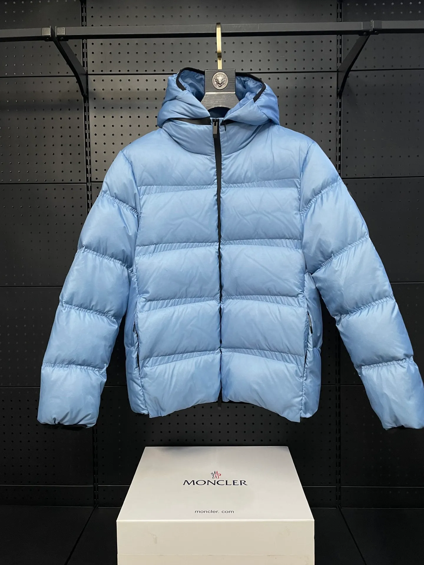 P840 🆕❤️2️⃣0️⃣2️⃣4️⃣🆕Special grade down⬆️Moncler Masac men's short down jacket. A must-have item for fabric control. 2024 new technical fabric. Extremely lightweight. Ultra-light and ultra-white gooseneck filling. Cleanliness ceiling. 850+ fill power. ⚠️Special grade product with complete barcode numbers and consistent with the official website. The tag has built-in NFC electronic sensor anti-counterfeiting. It supports multiple anti-counterfeiting verifications. It comes standard with a full set of gift box packaging at the counter. Masac men's short down jacket is made of protective materials and decorated with geometric quilting, which is lightweight and warm.  The Masac men's down jacket combines cutting-edge fabrics with innovative details. Short design made from lightweight, fine-grained tear-resistant functional fabric for durability and practicality. Lightweight and warm, it's finished with gusseted quilting. Comes with removable hood. Details •Made from ripstop fabric •Fine soft ripstop lining •Down filled •Removable hood •Two-way zipper closure •Zip pockets •Elasticized cuffs and hem Size: 1-5 Black/Blue Couple's