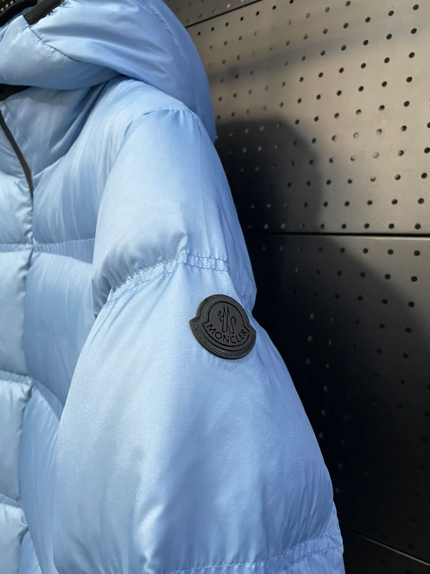 P840 🆕❤️2️⃣0️⃣2️⃣4️⃣🆕Special grade down⬆️Moncler Masac men's short down jacket. A must-have item for fabric control. 2024 new technical fabric. Extremely lightweight. Ultra-light and ultra-white gooseneck filling. Cleanliness ceiling. 850+ fill power. ⚠️Special grade product with complete barcode numbers and consistent with the official website. The tag has built-in NFC electronic sensor anti-counterfeiting. It supports multiple anti-counterfeiting verifications. It comes standard with a full set of gift box packaging at the counter. Masac men's short down jacket is made of protective materials and decorated with geometric quilting, which is lightweight and warm.  The Masac men's down jacket combines cutting-edge fabrics with innovative details. Short design made from lightweight, fine-grained tear-resistant functional fabric for durability and practicality. Lightweight and warm, it's finished with gusseted quilting. Comes with removable hood. Details •Made from ripstop fabric •Fine soft ripstop lining •Down filled •Removable hood •Two-way zipper closure •Zip pockets •Elasticized cuffs and hem Size: 1-5 Black/Blue Couple's