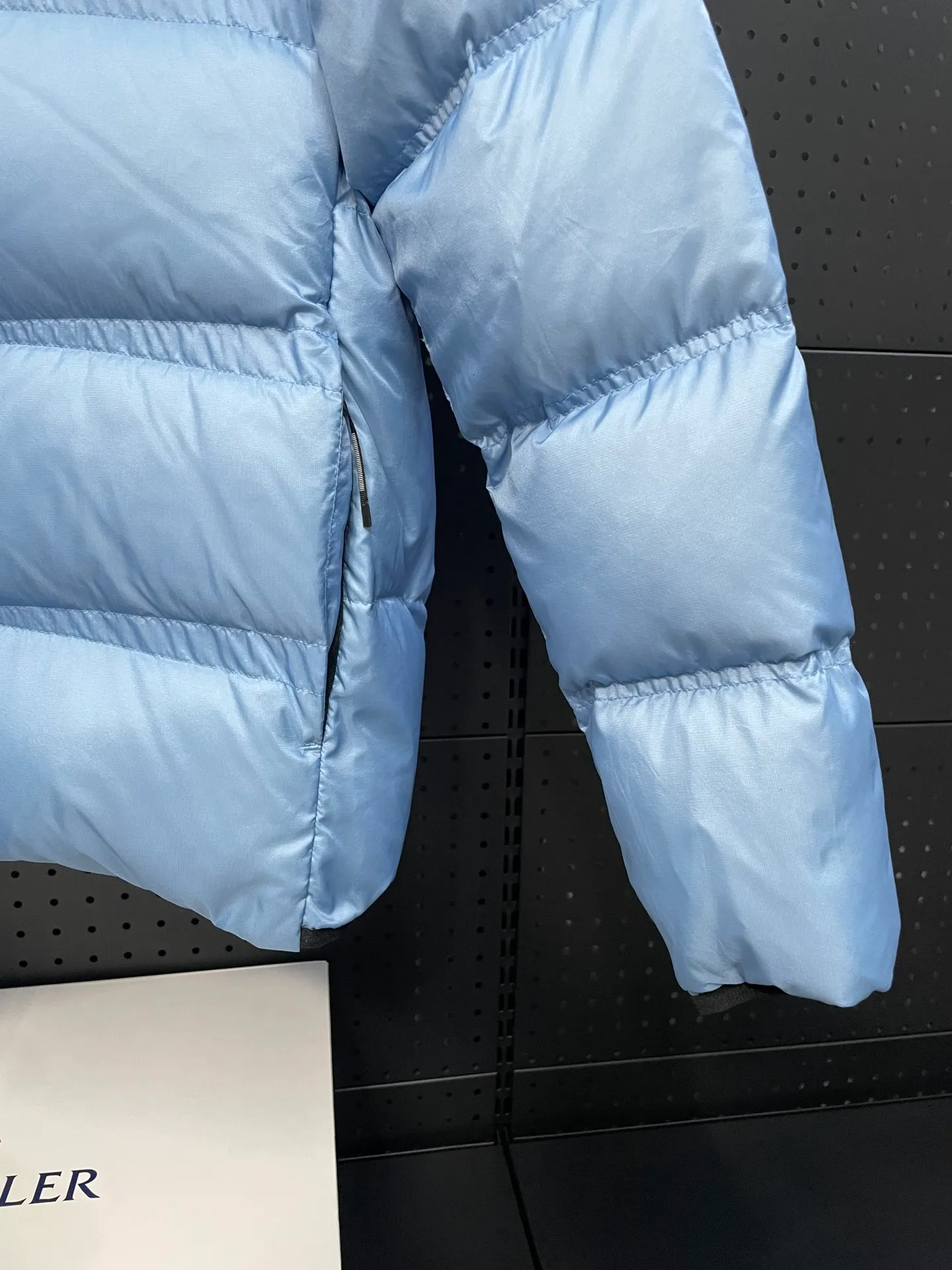 P840 🆕❤️2️⃣0️⃣2️⃣4️⃣🆕Special grade down⬆️Moncler Masac men's short down jacket. A must-have item for fabric control. 2024 new technical fabric. Extremely lightweight. Ultra-light and ultra-white gooseneck filling. Cleanliness ceiling. 850+ fill power. ⚠️Special grade product with complete barcode numbers and consistent with the official website. The tag has built-in NFC electronic sensor anti-counterfeiting. It supports multiple anti-counterfeiting verifications. It comes standard with a full set of gift box packaging at the counter. Masac men's short down jacket is made of protective materials and decorated with geometric quilting, which is lightweight and warm.  The Masac men's down jacket combines cutting-edge fabrics with innovative details. Short design made from lightweight, fine-grained tear-resistant functional fabric for durability and practicality. Lightweight and warm, it's finished with gusseted quilting. Comes with removable hood. Details •Made from ripstop fabric •Fine soft ripstop lining •Down filled •Removable hood •Two-way zipper closure •Zip pockets •Elasticized cuffs and hem Size: 1-5 Black/Blue Couple's