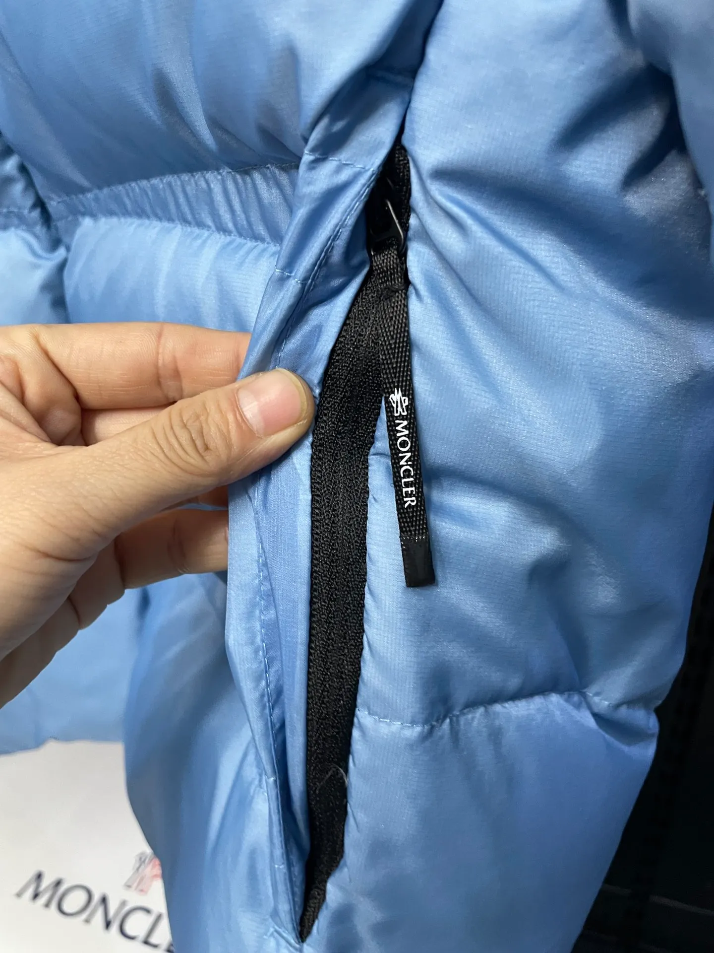 P840 🆕❤️2️⃣0️⃣2️⃣4️⃣🆕Special grade down⬆️Moncler Masac men's short down jacket. A must-have item for fabric control. 2024 new technical fabric. Extremely lightweight. Ultra-light and ultra-white gooseneck filling. Cleanliness ceiling. 850+ fill power. ⚠️Special grade product with complete barcode numbers and consistent with the official website. The tag has built-in NFC electronic sensor anti-counterfeiting. It supports multiple anti-counterfeiting verifications. It comes standard with a full set of gift box packaging at the counter. Masac men's short down jacket is made of protective materials and decorated with geometric quilting, which is lightweight and warm.  The Masac men's down jacket combines cutting-edge fabrics with innovative details. Short design made from lightweight, fine-grained tear-resistant functional fabric for durability and practicality. Lightweight and warm, it's finished with gusseted quilting. Comes with removable hood. Details •Made from ripstop fabric •Fine soft ripstop lining •Down filled •Removable hood •Two-way zipper closure •Zip pockets •Elasticized cuffs and hem Size: 1-5 Black/Blue Couple's
