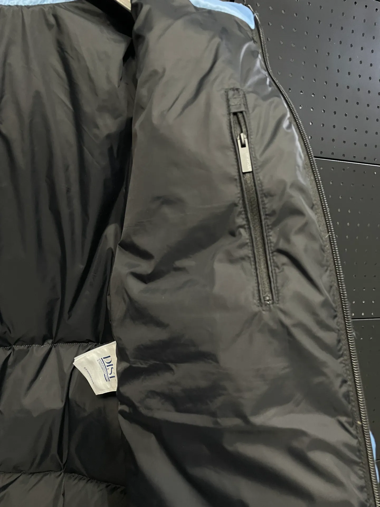 P840 🆕❤️2️⃣0️⃣2️⃣4️⃣🆕Special grade down⬆️Moncler Masac men's short down jacket. A must-have item for fabric control. 2024 new technical fabric. Extremely lightweight. Ultra-light and ultra-white gooseneck filling. Cleanliness ceiling. 850+ fill power. ⚠️Special grade product with complete barcode numbers and consistent with the official website. The tag has built-in NFC electronic sensor anti-counterfeiting. It supports multiple anti-counterfeiting verifications. It comes standard with a full set of gift box packaging at the counter. Masac men's short down jacket is made of protective materials and decorated with geometric quilting, which is lightweight and warm.  The Masac men's down jacket combines cutting-edge fabrics with innovative details. Short design made from lightweight, fine-grained tear-resistant functional fabric for durability and practicality. Lightweight and warm, it's finished with gusseted quilting. Comes with removable hood. Details •Made from ripstop fabric •Fine soft ripstop lining •Down filled •Removable hood •Two-way zipper closure •Zip pockets •Elasticized cuffs and hem Size: 1-5 Black/Blue Couple's