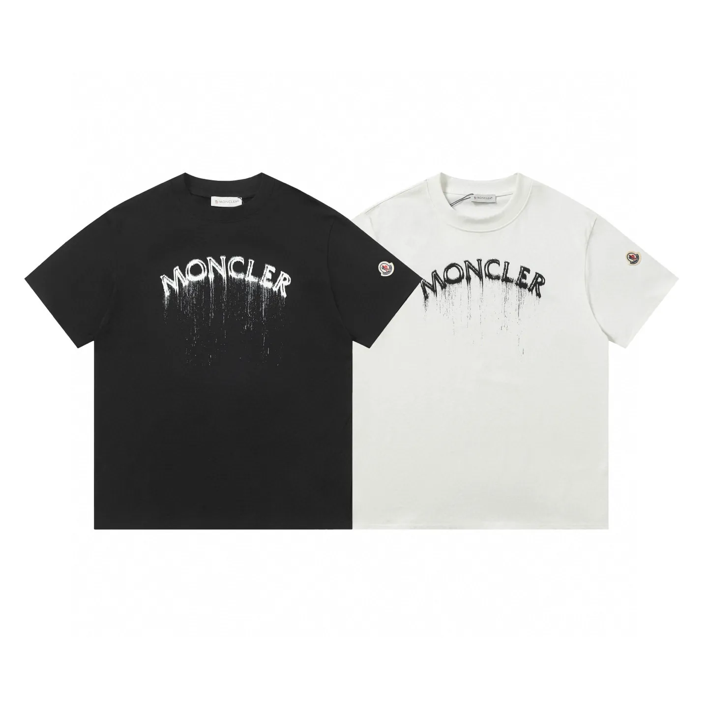 P134 Style No.: 849 〈MONCLER〉The price of the MONCLER is actually quite advantageous. Those who have been to the counters should know that the price of the MONCLER is not much cheaper than Gucci Burberry. It is just relatively low-key and unwilling to hype. It is a picture that you want to buy or not. It has an arrogant existence... Exclusively customized 270g 32-count double-yarn smooth cotton. The texture is very soft and comfortable. 100% top-grade fabric that is different from the market (does not shrink, deform, or pill). Matched with 320g 1*1 thread (fabric threads are dyed in the same vat, no color difference, threads are not easy to deform) Color: Black White Size: S-XL