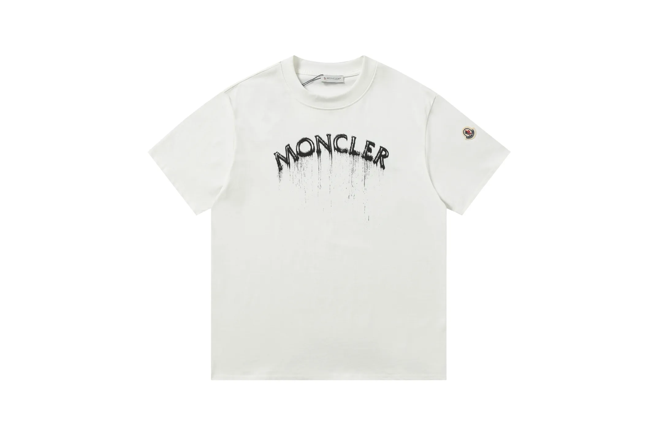 P134 Style No.: 849 〈MONCLER〉The price of the MONCLER is actually quite advantageous. Those who have been to the counters should know that the price of the MONCLER is not much cheaper than Gucci Burberry. It is just relatively low-key and unwilling to hype. It is a picture that you want to buy or not. It has an arrogant existence... Exclusively customized 270g 32-count double-yarn smooth cotton. The texture is very soft and comfortable. 100% top-grade fabric that is different from the market (does not shrink, deform, or pill). Matched with 320g 1*1 thread (fabric threads are dyed in the same vat, no color difference, threads are not easy to deform) Color: Black White Size: S-XL