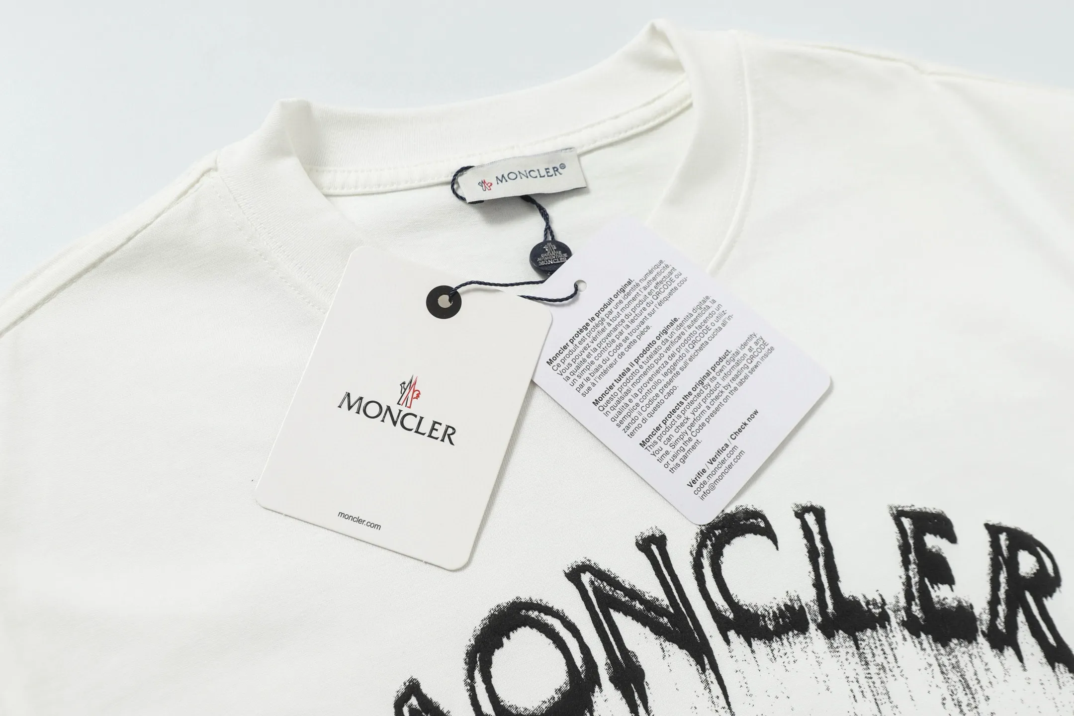 P134 Style No.: 849 〈MONCLER〉The price of the MONCLER is actually quite advantageous. Those who have been to the counters should know that the price of the MONCLER is not much cheaper than Gucci Burberry. It is just relatively low-key and unwilling to hype. It is a picture that you want to buy or not. It has an arrogant existence... Exclusively customized 270g 32-count double-yarn smooth cotton. The texture is very soft and comfortable. 100% top-grade fabric that is different from the market (does not shrink, deform, or pill). Matched with 320g 1*1 thread (fabric threads are dyed in the same vat, no color difference, threads are not easy to deform) Color: Black White Size: S-XL