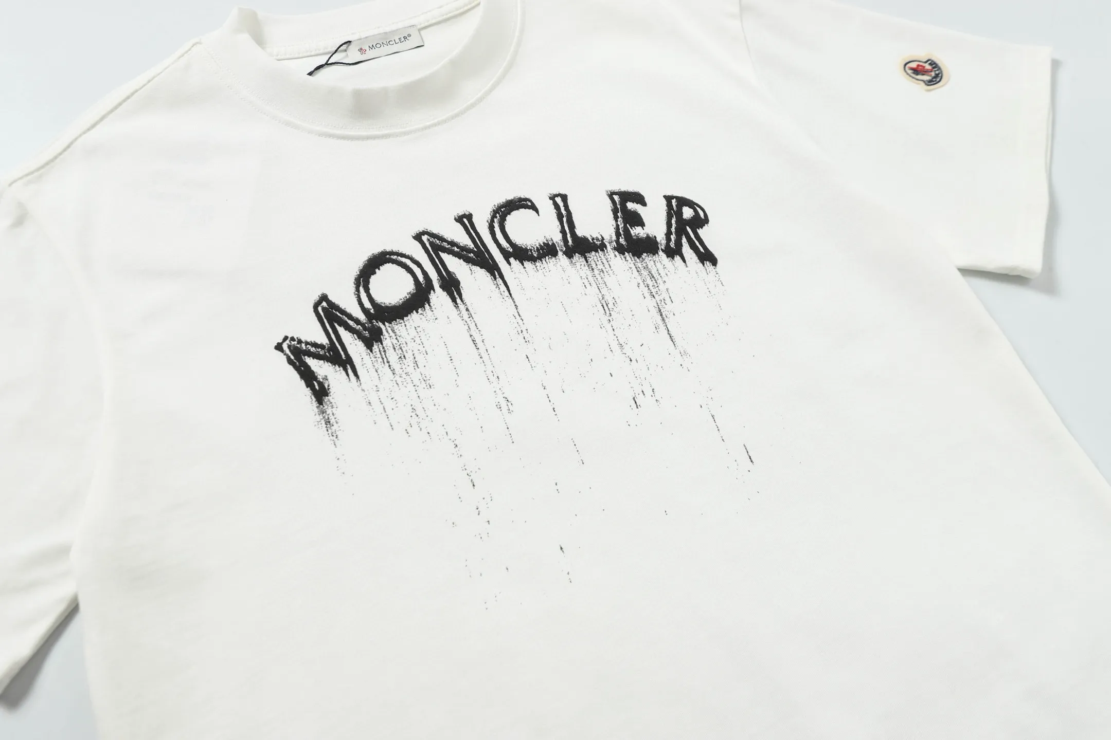 P134 Style No.: 849 〈MONCLER〉The price of the MONCLER is actually quite advantageous. Those who have been to the counters should know that the price of the MONCLER is not much cheaper than Gucci Burberry. It is just relatively low-key and unwilling to hype. It is a picture that you want to buy or not. It has an arrogant existence... Exclusively customized 270g 32-count double-yarn smooth cotton. The texture is very soft and comfortable. 100% top-grade fabric that is different from the market (does not shrink, deform, or pill). Matched with 320g 1*1 thread (fabric threads are dyed in the same vat, no color difference, threads are not easy to deform) Color: Black White Size: S-XL