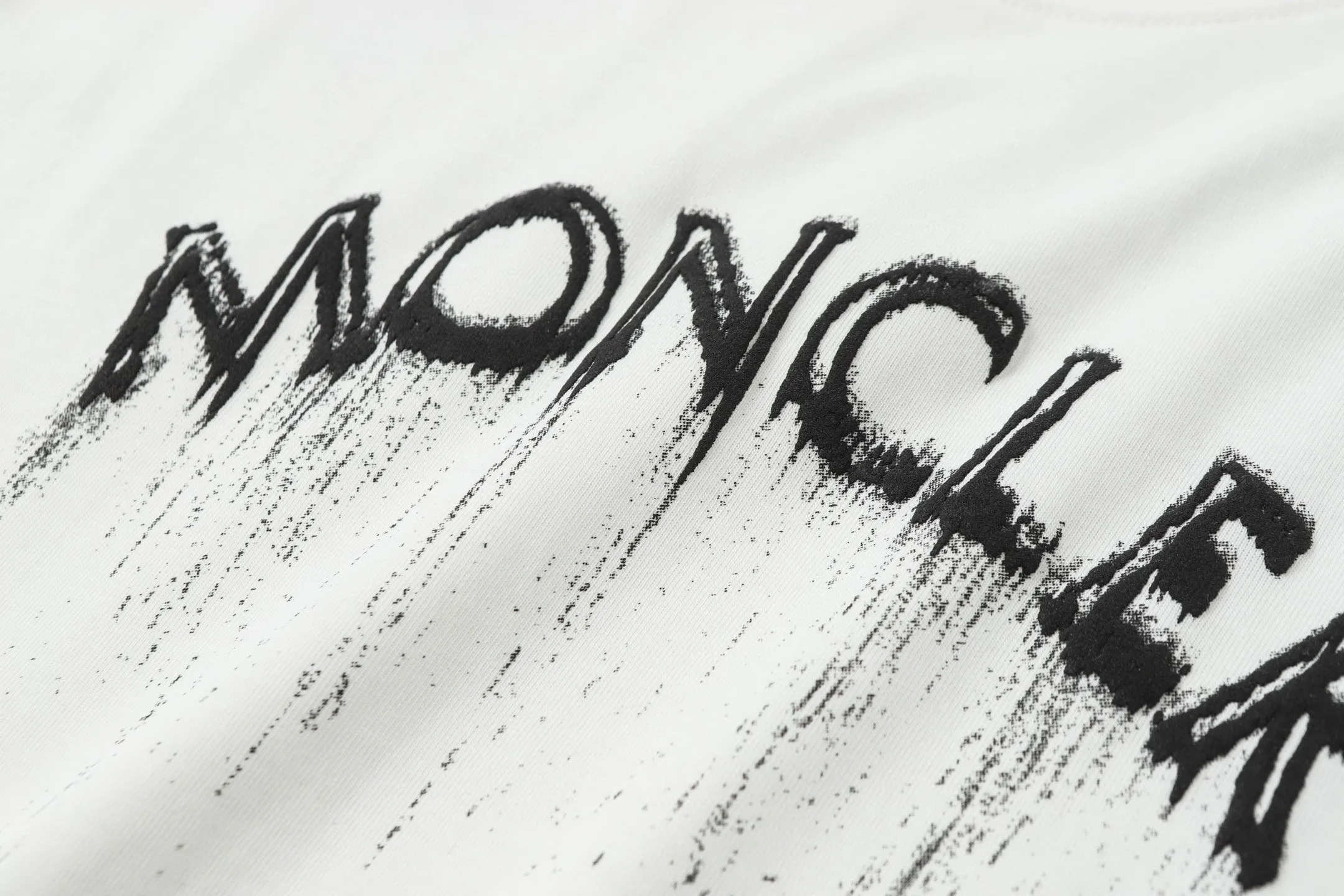 P134 Style No.: 849 〈MONCLER〉The price of the MONCLER is actually quite advantageous. Those who have been to the counters should know that the price of the MONCLER is not much cheaper than Gucci Burberry. It is just relatively low-key and unwilling to hype. It is a picture that you want to buy or not. It has an arrogant existence... Exclusively customized 270g 32-count double-yarn smooth cotton. The texture is very soft and comfortable. 100% top-grade fabric that is different from the market (does not shrink, deform, or pill). Matched with 320g 1*1 thread (fabric threads are dyed in the same vat, no color difference, threads are not easy to deform) Color: Black White Size: S-XL