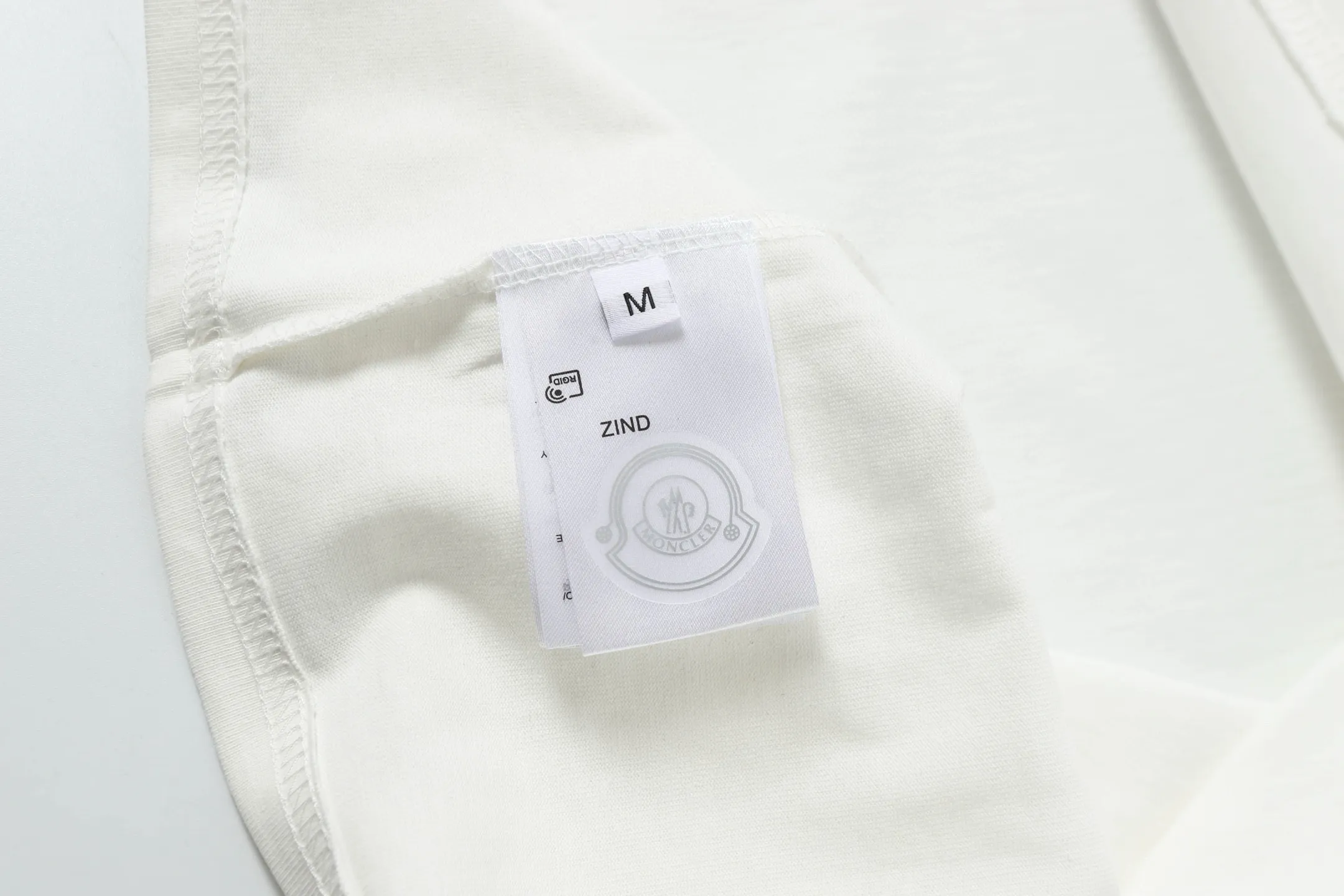 P134 Style No.: 849 〈MONCLER〉The price of the MONCLER is actually quite advantageous. Those who have been to the counters should know that the price of the MONCLER is not much cheaper than Gucci Burberry. It is just relatively low-key and unwilling to hype. It is a picture that you want to buy or not. It has an arrogant existence... Exclusively customized 270g 32-count double-yarn smooth cotton. The texture is very soft and comfortable. 100% top-grade fabric that is different from the market (does not shrink, deform, or pill). Matched with 320g 1*1 thread (fabric threads are dyed in the same vat, no color difference, threads are not easy to deform) Color: Black White Size: S-XL