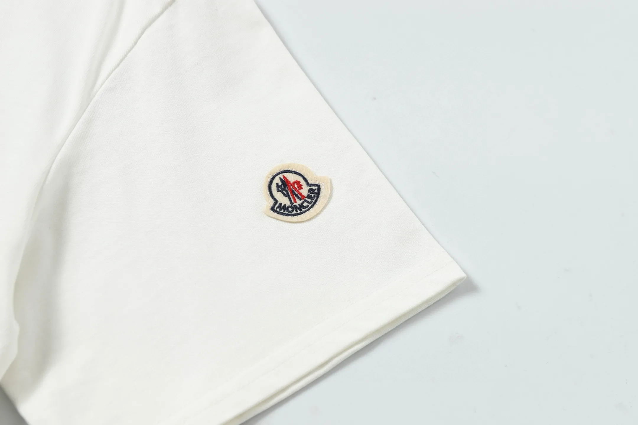 P134 Style No.: 849 〈MONCLER〉The price of the MONCLER is actually quite advantageous. Those who have been to the counters should know that the price of the MONCLER is not much cheaper than Gucci Burberry. It is just relatively low-key and unwilling to hype. It is a picture that you want to buy or not. It has an arrogant existence... Exclusively customized 270g 32-count double-yarn smooth cotton. The texture is very soft and comfortable. 100% top-grade fabric that is different from the market (does not shrink, deform, or pill). Matched with 320g 1*1 thread (fabric threads are dyed in the same vat, no color difference, threads are not easy to deform) Color: Black White Size: S-XL