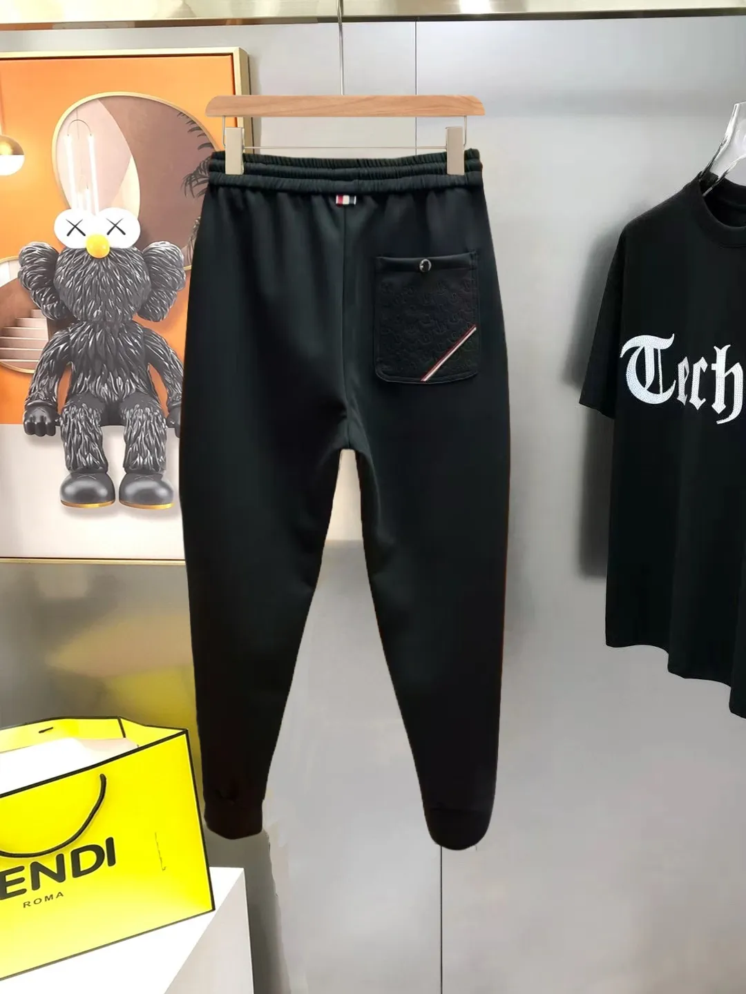 P310 Moncler 💥High-end version🔥Exclusively for new casual trousers! The custom-made fabrics at the counter are highly breathable and comfortable, with impeccable details and brand element design concepts, reflecting high quality. It feels delicate and soft! It presents a casual cut and the upper body shape is great! Size:M-3XL