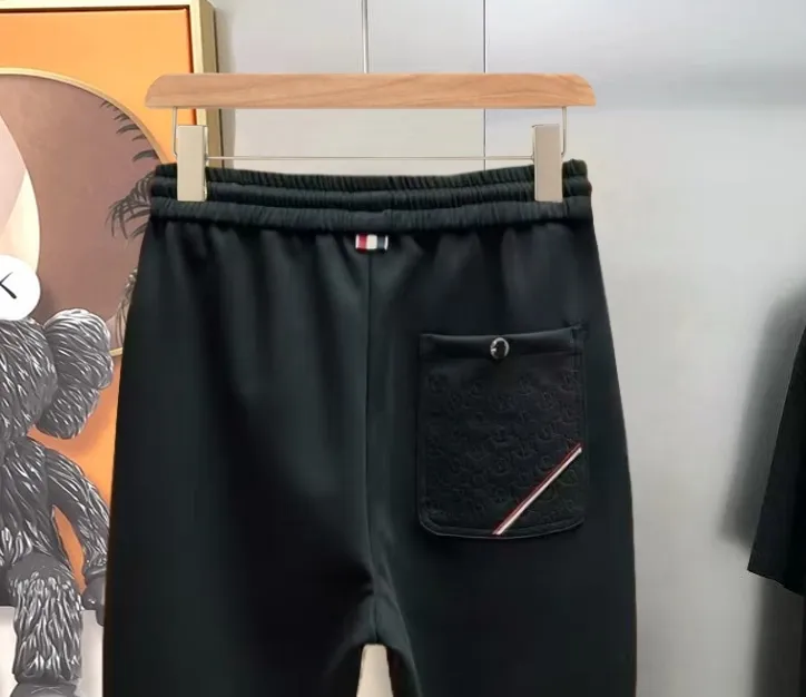 P310 Moncler 💥High-end version🔥Exclusively for new casual trousers! The custom-made fabrics at the counter are highly breathable and comfortable, with impeccable details and brand element design concepts, reflecting high quality. It feels delicate and soft! It presents a casual cut and the upper body shape is great! Size:M-3XL