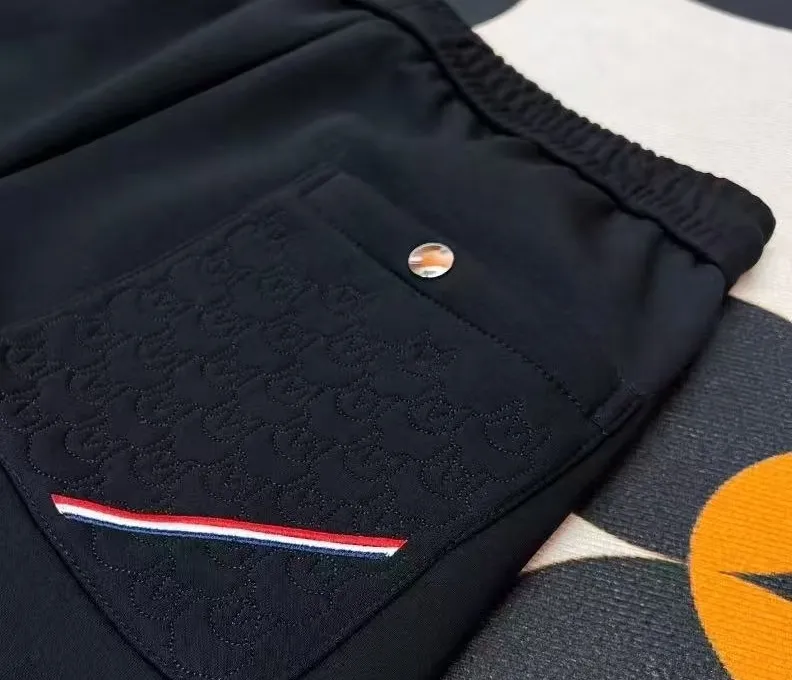 P310 Moncler 💥High-end version🔥Exclusively for new casual trousers! The custom-made fabrics at the counter are highly breathable and comfortable, with impeccable details and brand element design concepts, reflecting high quality. It feels delicate and soft! It presents a casual cut and the upper body shape is great! Size:M-3XL