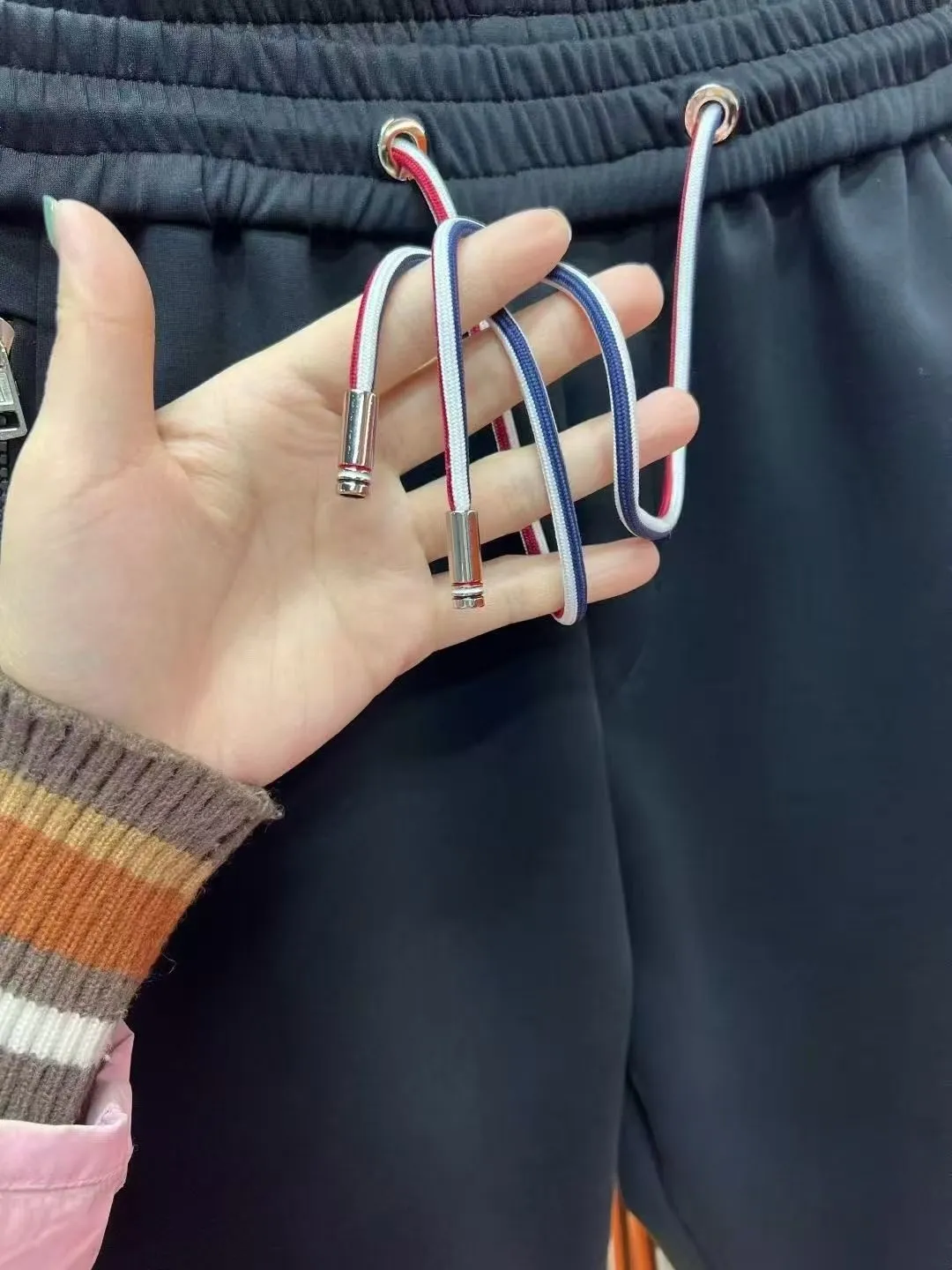 P310 Moncler 💥High-end version🔥Exclusively for new casual trousers! The custom-made fabrics at the counter are highly breathable and comfortable, with impeccable details and brand element design concepts, reflecting high quality. It feels delicate and soft! It presents a casual cut and the upper body shape is great! Size:M-3XL