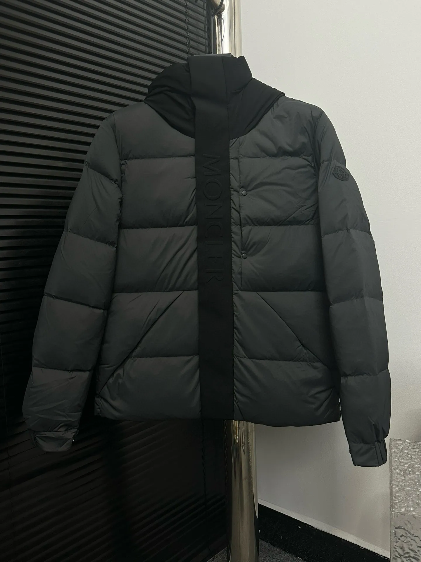P820 ​​[Moncler] Mouth Guard Three-dimensional Embossed Letters Down Jacket Black Samurai Hooded Mid-Length Down Jacket Hard to find on the official website Filled with 95% goose down The Madeira down jacket is a staple item in the functional wardrobe. Made of Longuesaison nylon, it provides excellent warmth and comfort. Presented in calming neutral tones, the loose silhouette pays homage to clean design. Made from matt Longue Saison nylon Painted nylon lining Filled with down Hood and front placket made from 2.5 layers of fabric Logo lettering embossed Hidden button and zip closure Exterior pockets with concealed snap fastening Chest pockets with zipper closure Adjustable hood and flat elastic drawstring Matt black branding Sizes: 1 2 3 4 5