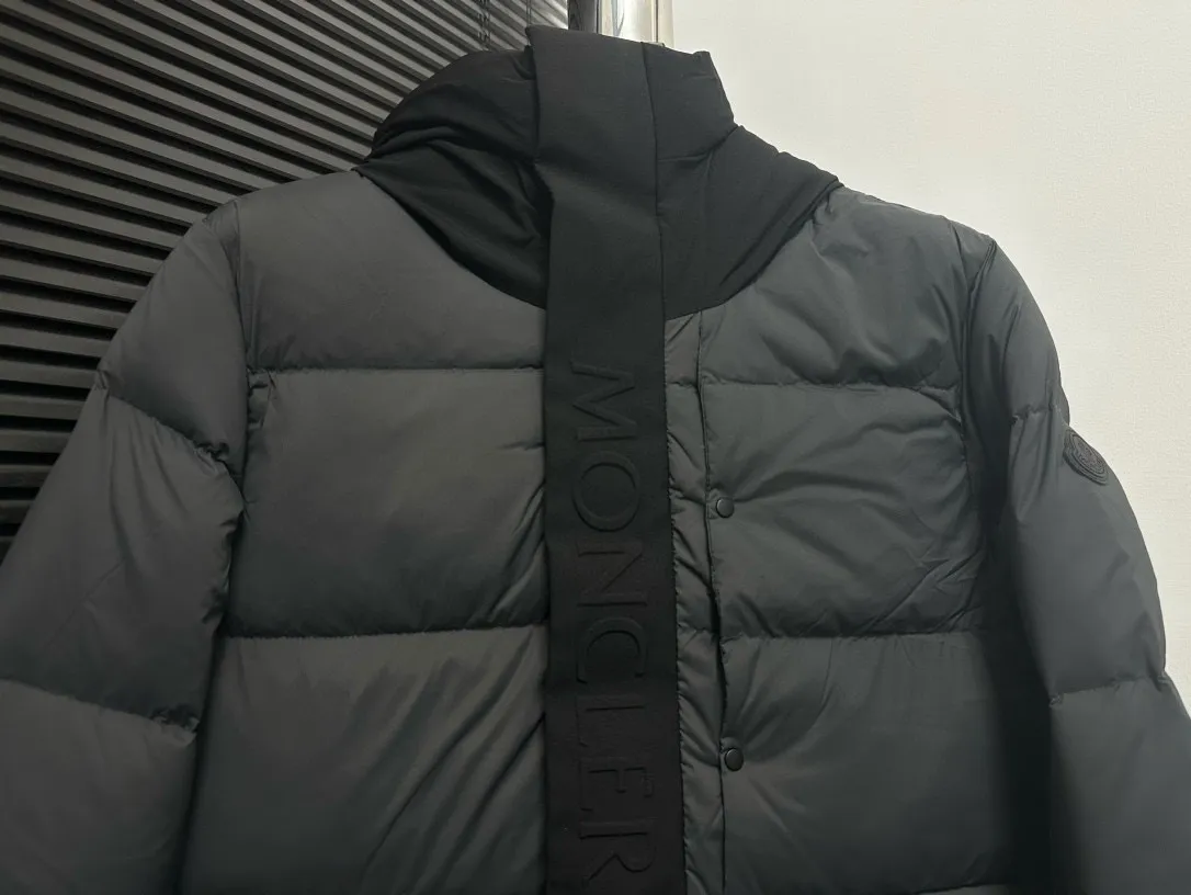 P820 ​​[Moncler] Mouth Guard Three-dimensional Embossed Letters Down Jacket Black Samurai Hooded Mid-Length Down Jacket Hard to find on the official website Filled with 95% goose down The Madeira down jacket is a staple item in the functional wardrobe. Made of Longuesaison nylon, it provides excellent warmth and comfort. Presented in calming neutral tones, the loose silhouette pays homage to clean design. Made from matt Longue Saison nylon Painted nylon lining Filled with down Hood and front placket made from 2.5 layers of fabric Logo lettering embossed Hidden button and zip closure Exterior pockets with concealed snap fastening Chest pockets with zipper closure Adjustable hood and flat elastic drawstring Matt black branding Sizes: 1 2 3 4 5