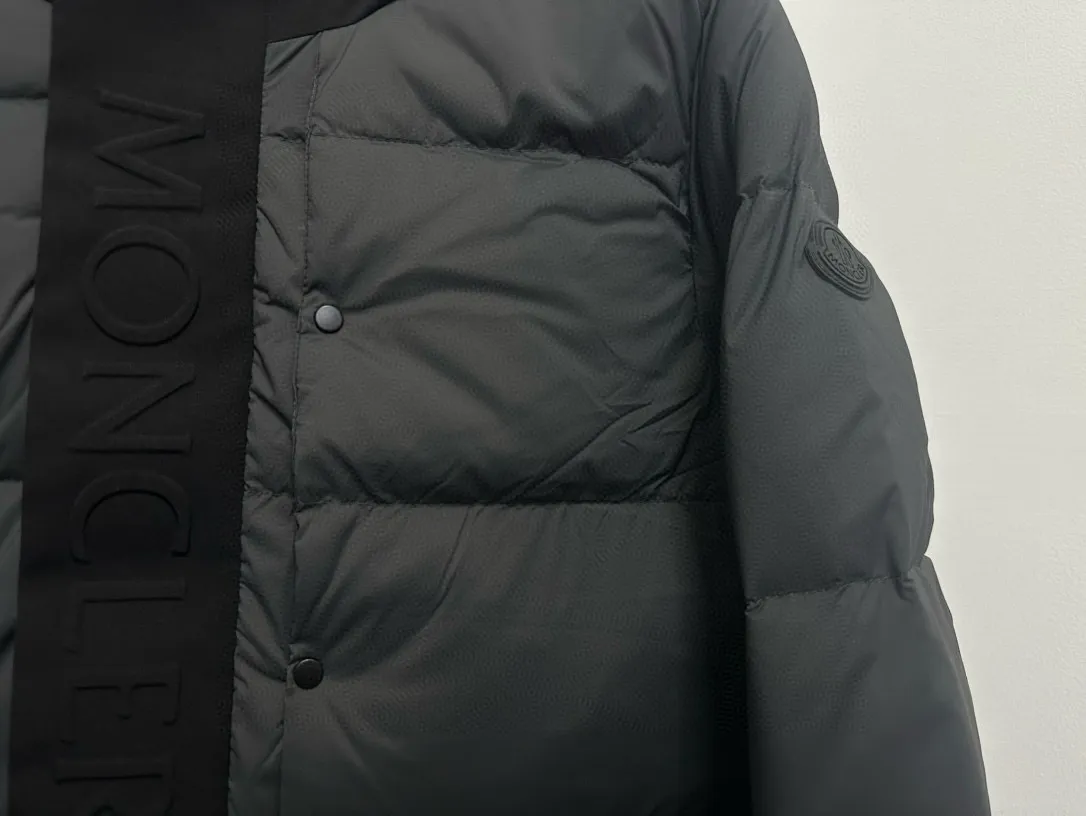 P820 ​​[Moncler] Mouth Guard Three-dimensional Embossed Letters Down Jacket Black Samurai Hooded Mid-Length Down Jacket Hard to find on the official website Filled with 95% goose down The Madeira down jacket is a staple item in the functional wardrobe. Made of Longuesaison nylon, it provides excellent warmth and comfort. Presented in calming neutral tones, the loose silhouette pays homage to clean design. Made from matt Longue Saison nylon Painted nylon lining Filled with down Hood and front placket made from 2.5 layers of fabric Logo lettering embossed Hidden button and zip closure Exterior pockets with concealed snap fastening Chest pockets with zipper closure Adjustable hood and flat elastic drawstring Matt black branding Sizes: 1 2 3 4 5