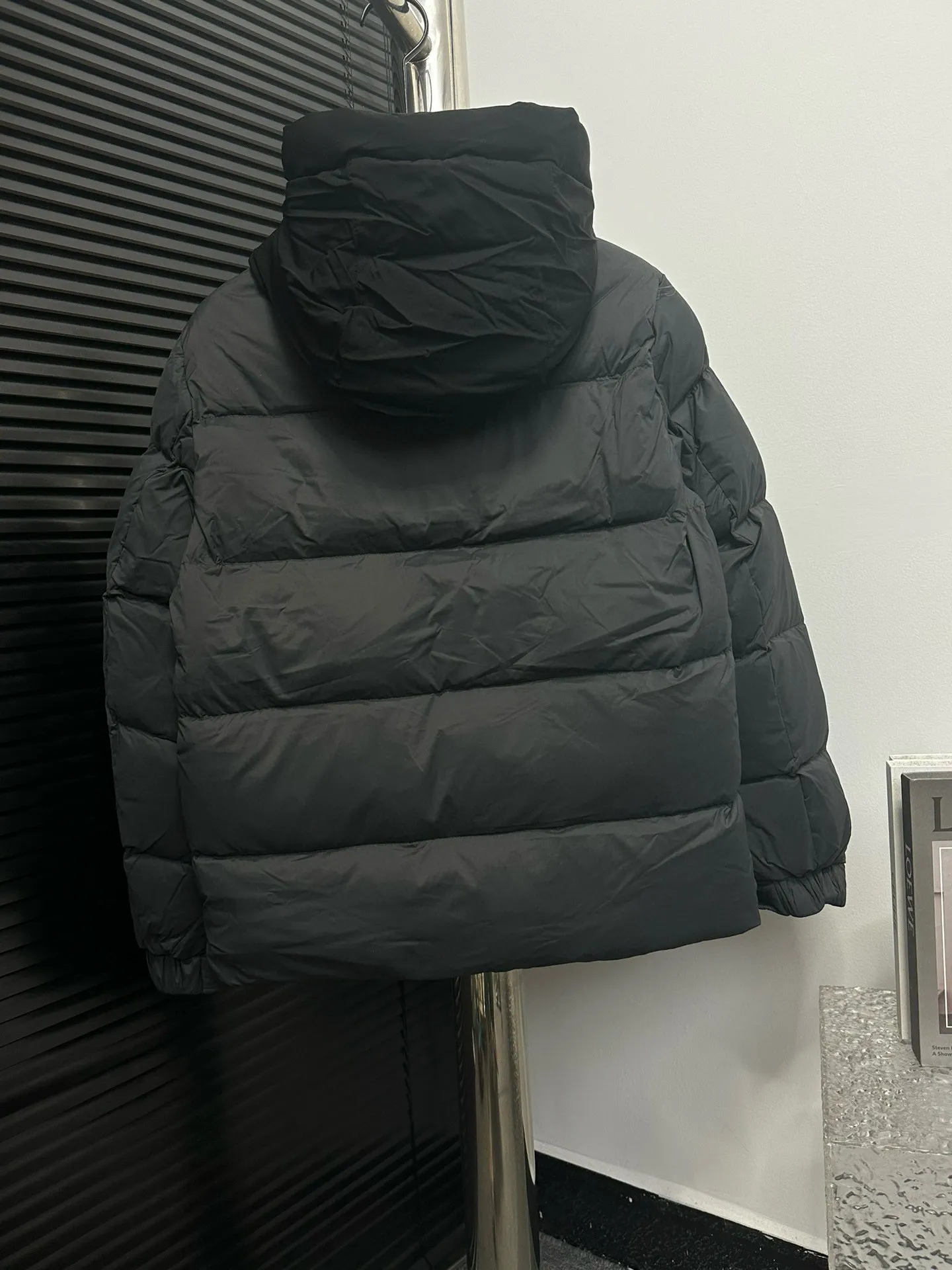 P820 ​​[Moncler] Mouth Guard Three-dimensional Embossed Letters Down Jacket Black Samurai Hooded Mid-Length Down Jacket Hard to find on the official website Filled with 95% goose down The Madeira down jacket is a staple item in the functional wardrobe. Made of Longuesaison nylon, it provides excellent warmth and comfort. Presented in calming neutral tones, the loose silhouette pays homage to clean design. Made from matt Longue Saison nylon Painted nylon lining Filled with down Hood and front placket made from 2.5 layers of fabric Logo lettering embossed Hidden button and zip closure Exterior pockets with concealed snap fastening Chest pockets with zipper closure Adjustable hood and flat elastic drawstring Matt black branding Sizes: 1 2 3 4 5