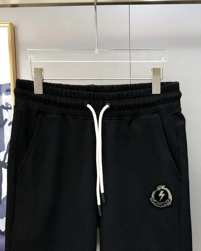 P230 Moncler 2024 new original men's casual shorts, the latest release on the official website of the counter, ✨ High-end quality, simple, fashionable and elegant ✨ Classic logo LOGO design, customized original imported 100% cotton fabric, simple and elegant, versatile style, elegant and handsome upper body, brand new sense of sight! The details are all in place, no one is picky about the upper body, and you must pay for your own money. Size: S-XL (can wear up to 185 pounds, please state your height and weight when placing an order) Black Gray