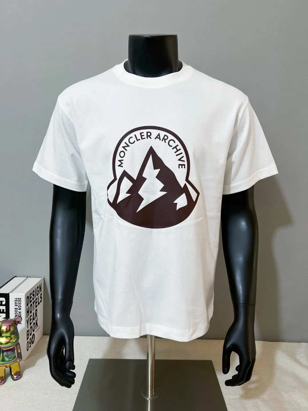 P140 MONCLER is new, 26ss spring and summer new style, official sales are on sale at the same time; large logo printed short-sleeved T-shirt, details match the official version, and the size of the logo is strictly controlled , standard size, details are in sync with the official version; 240g double yarn 100% cotton fabric is selected, imported woven thread, the neckline is boned and not easy to deform, washed at high temperature at the factory, the fabric is soft and breathable, does not shrink and prevent deformation, NCF washed mark identification, details are in place, European size version, loose and suitable, the same color as the official website: black, white, size XS-L (L size can wear 200 pounds)