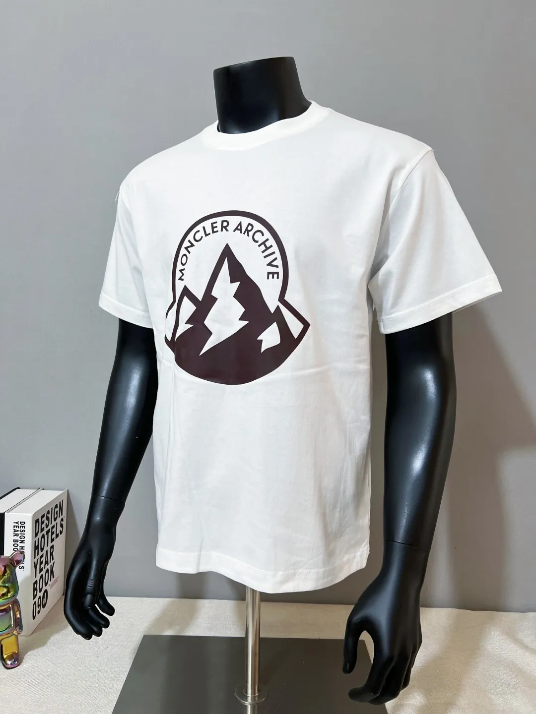 P140 MONCLER is new, 26ss spring and summer new style, official sales are on sale at the same time; large logo printed short-sleeved T-shirt, details match the official version, and the size of the logo is strictly controlled , standard size, details are in sync with the official version; 240g double yarn 100% cotton fabric is selected, imported woven thread, the neckline is boned and not easy to deform, washed at high temperature at the factory, the fabric is soft and breathable, does not shrink and prevent deformation, NCF washed mark identification, details are in place, European size version, loose and suitable, the same color as the official website: black, white, size XS-L (L size can wear 200 pounds)