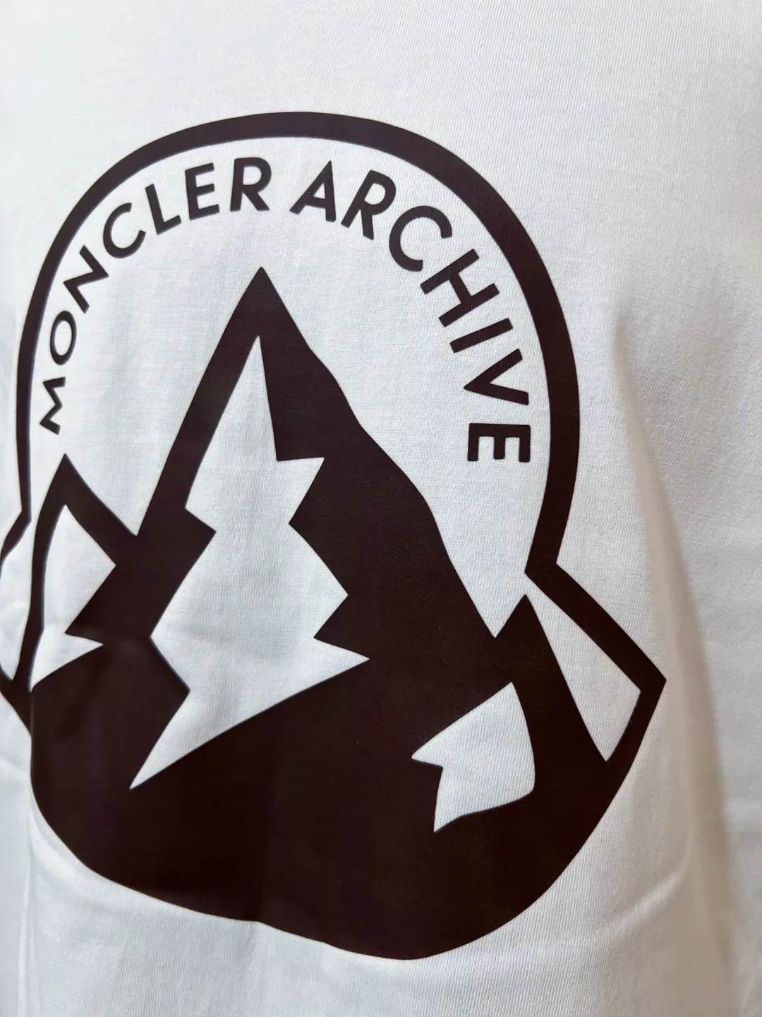 P140 MONCLER is new, 26ss spring and summer new style, official sales are on sale at the same time; large logo printed short-sleeved T-shirt, details match the official version, and the size of the logo is strictly controlled , standard size, details are in sync with the official version; 240g double yarn 100% cotton fabric is selected, imported woven thread, the neckline is boned and not easy to deform, washed at high temperature at the factory, the fabric is soft and breathable, does not shrink and prevent deformation, NCF washed mark identification, details are in place, European size version, loose and suitable, the same color as the official website: black, white, size XS-L (L size can wear 200 pounds)