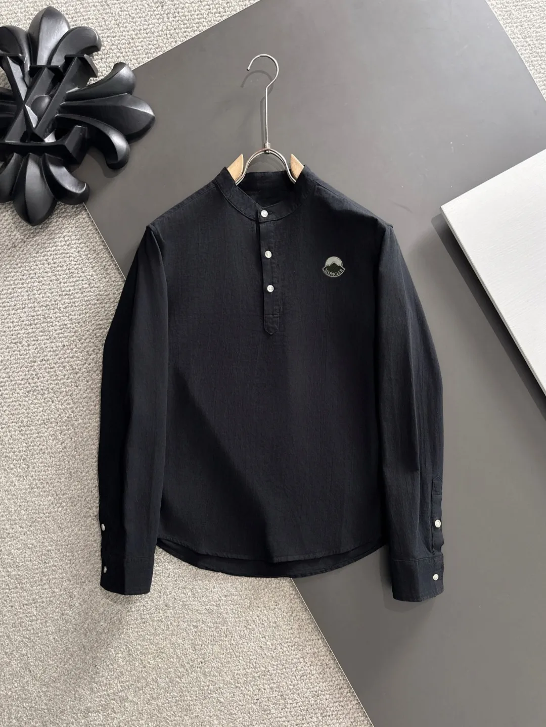 Next day shipment P360 MONCLER/muzzle Exclusive first launch of 25ss autumn and winter new long-sleeved products Many celebrities have the same style. Craftsmanship that ordinary small workshops cannot copy. We are not afraid of any challenges in terms of materials, detail restoration and craftsmanship, just to provide you with wonderful products. Compare the top original versions at will. No expense is spared just to make it better. Unique imported fabric feel. Purely imported German machine production. Precision operation and 10,000-needle density. A full set of new accessories and three standards are fully customized simultaneously. The upper body is versatile and fashionable. It is a perfect choice for autumn and winter. It is a must-have item. Size chart: M to XXXL (or please state your height and weight when placing an order)