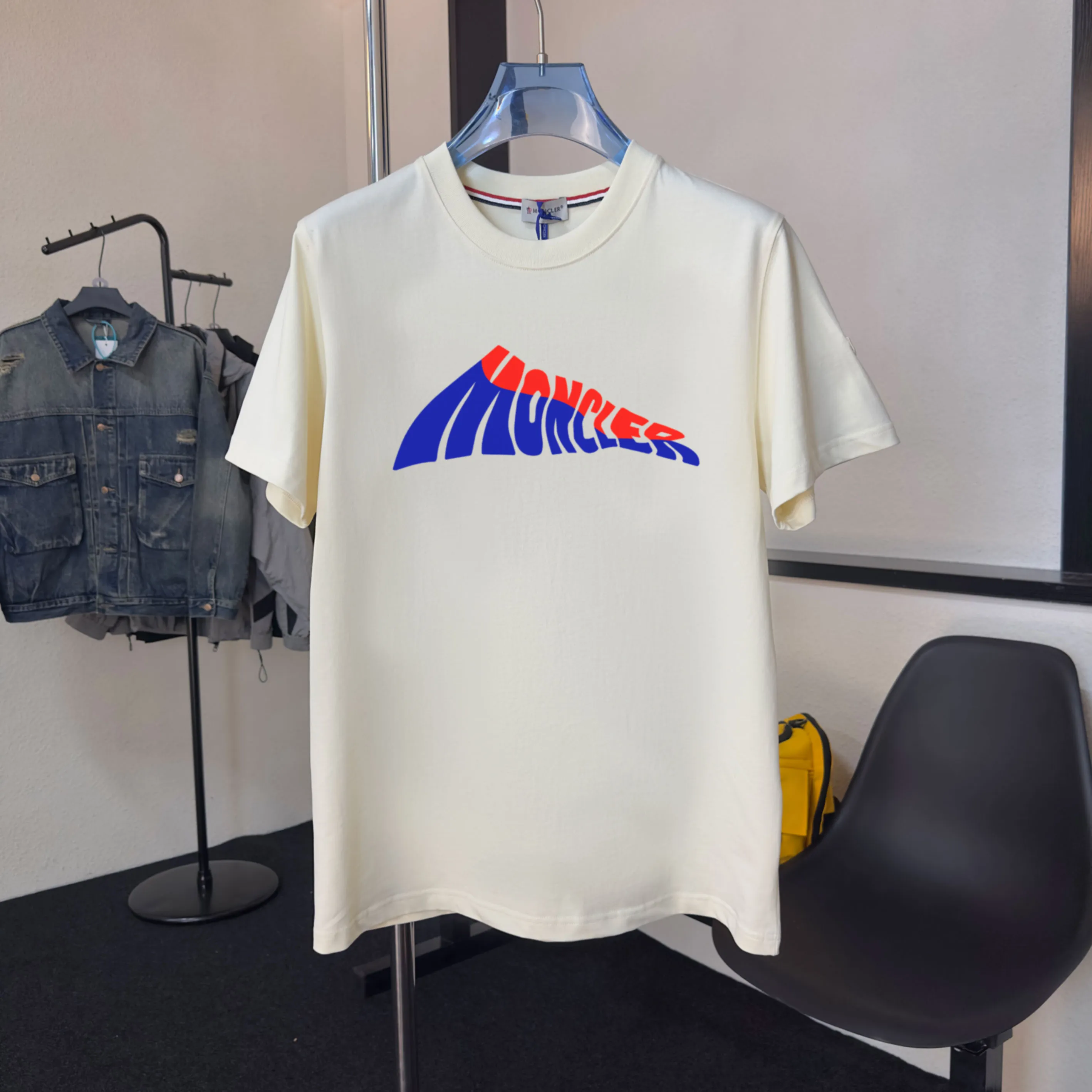 P140 Upgraded version "Mobile phone smart sensor ~ NFC chip armband ~ Direct access to the official website for anti-counterfeiting" "Moncler ~ Mouth Mouth" 2025 new high-quality round neck short-sleeved T-shirt. The cuffs have imported embroidered labels. Customized dyeing, very comfortable to touch. Super versatile and good-looking short-sleeved. Complete with three labels. Non-market ordinary version. Feel free to compare. Quality is absolutely guaranteed! ‼ First of all, this original fabric is all custom-woven with 32-count double yarn fabric, 250G, and the weight is the same‼ Fine workmanship, double waistcoat method, double waistcoat method, double waistcoat method makes the whole dress more three-dimensional, which is not a craft that ordinary T-shirts can achieve🤪 Size: S-M-L-XL-2XL Color: black, white, apricot, same style for men and women