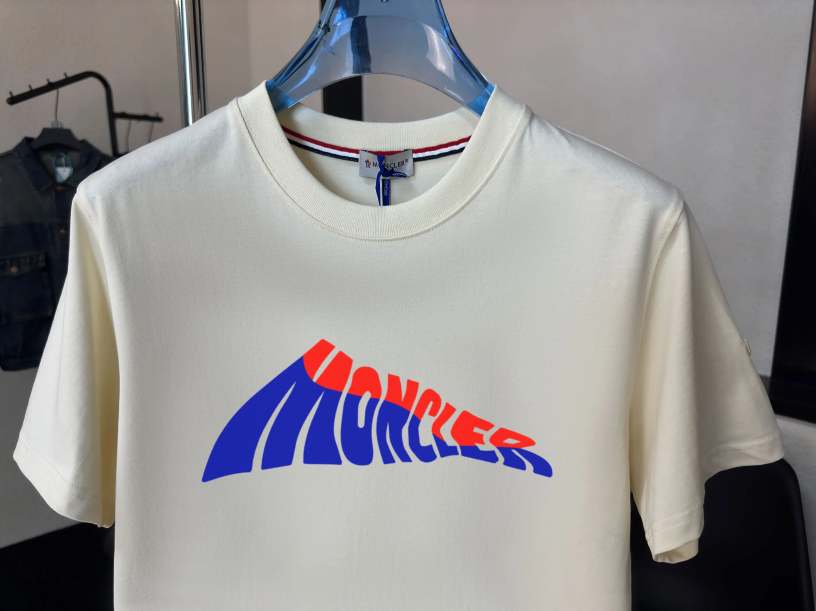 P140 Upgraded version "Mobile phone smart sensor ~ NFC chip armband ~ Direct access to the official website for anti-counterfeiting" "Moncler ~ Mouth Mouth" 2025 new high-quality round neck short-sleeved T-shirt. The cuffs have imported embroidered labels. Customized dyeing, very comfortable to touch. Super versatile and good-looking short-sleeved. Complete with three labels. Non-market ordinary version. Feel free to compare. Quality is absolutely guaranteed! ‼ First of all, this original fabric is all custom-woven with 32-count double yarn fabric, 250G, and the weight is the same‼ Fine workmanship, double waistcoat method, double waistcoat method, double waistcoat method makes the whole dress more three-dimensional, which is not a craft that ordinary T-shirts can achieve🤪 Size: S-M-L-XL-2XL Color: black, white, apricot, same style for men and women