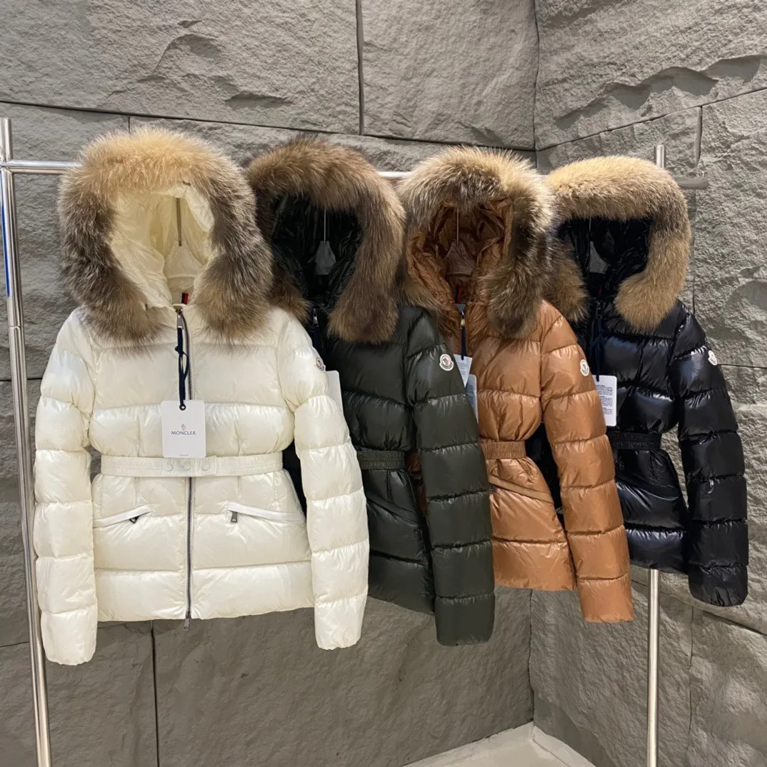 P1040 Moncler Boed short women's down jacket jacket 🌟 The Boed down jacket is designed with a feminine silhouette and is equipped with a delicate belt to create a sophisticated and elegant winter look. This hooded down jacket is made from longue saison fabric and features a luxurious, rich fox fur collar. Warmth and beauty coexist~ Black/White/Coffee/Military Green Size 1234