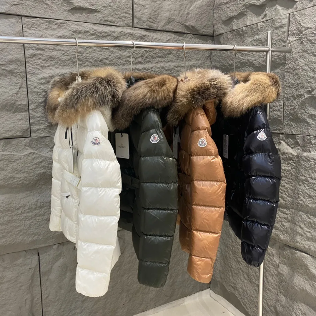 P1040 Moncler Boed short women's down jacket jacket 🌟 The Boed down jacket is designed with a feminine silhouette and is equipped with a delicate belt to create a sophisticated and elegant winter look. This hooded down jacket is made from longue saison fabric and features a luxurious, rich fox fur collar. Warmth and beauty coexist~ Black/White/Coffee/Military Green Size 1234