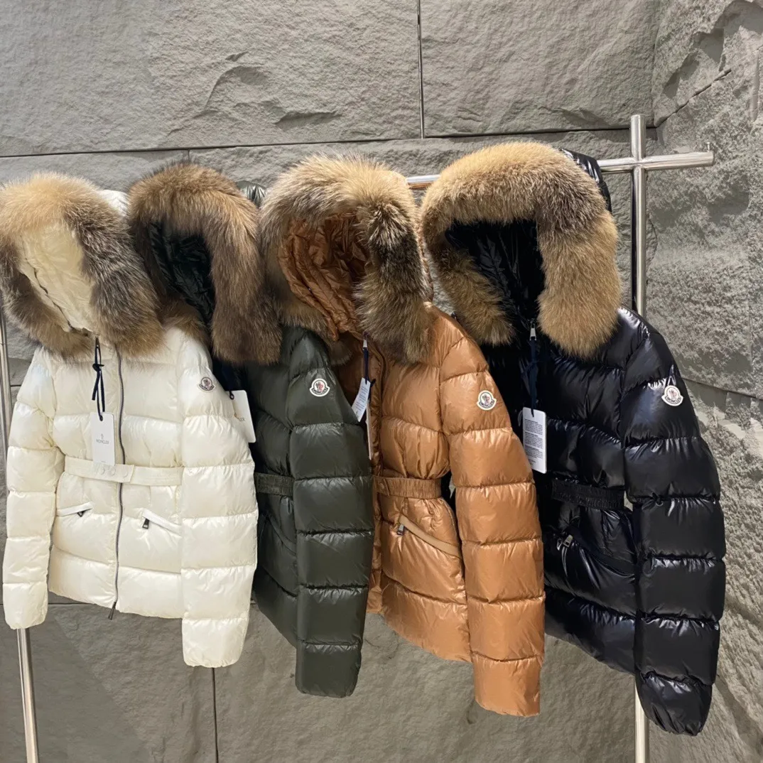 P1040 Moncler Boed short women's down jacket jacket 🌟 The Boed down jacket is designed with a feminine silhouette and is equipped with a delicate belt to create a sophisticated and elegant winter look. This hooded down jacket is made from longue saison fabric and features a luxurious, rich fox fur collar. Warmth and beauty coexist~ Black/White/Coffee/Military Green Size 1234