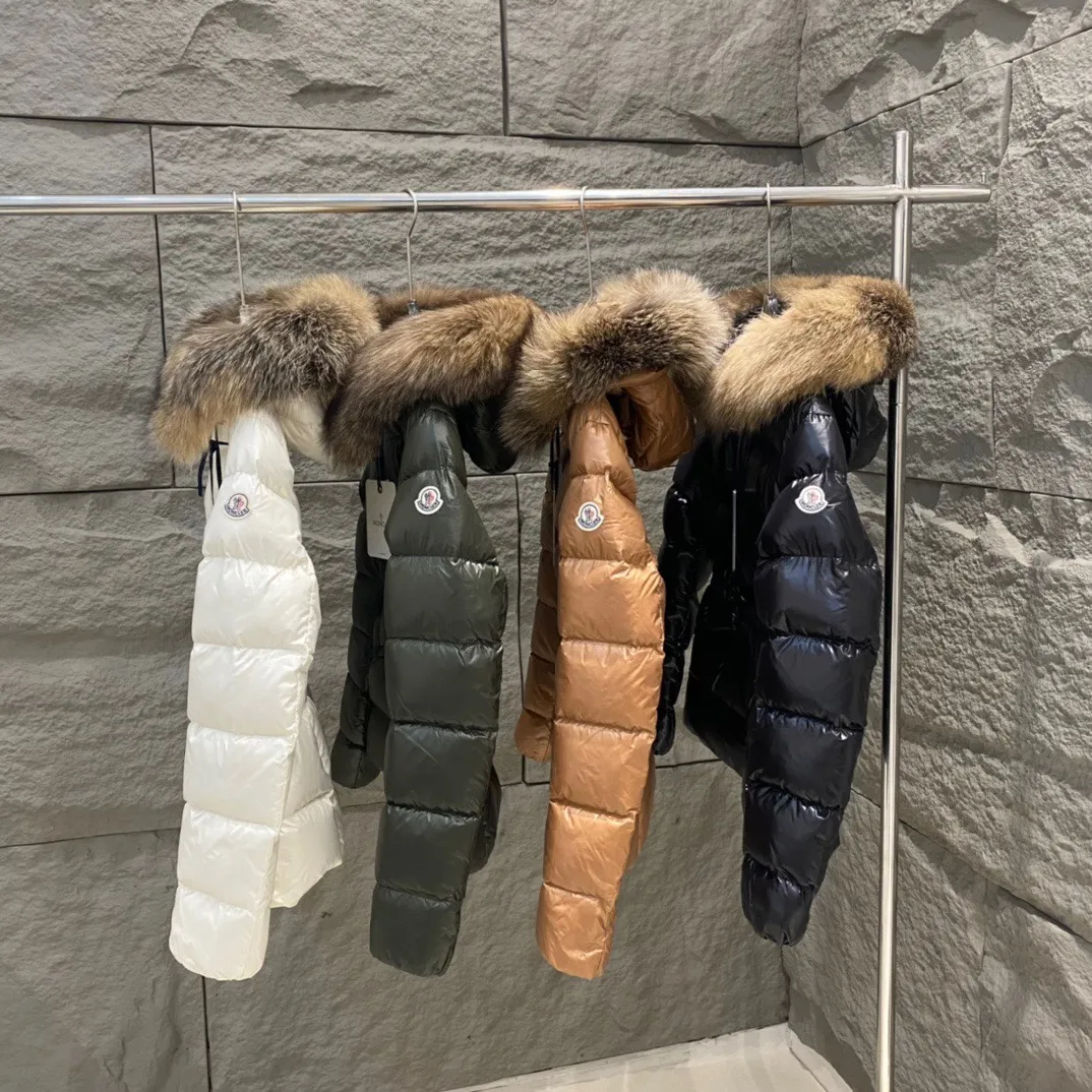 P1040 Moncler Boed short women's down jacket jacket 🌟 The Boed down jacket is designed with a feminine silhouette and is equipped with a delicate belt to create a sophisticated and elegant winter look. This hooded down jacket is made from longue saison fabric and features a luxurious, rich fox fur collar. Warmth and beauty coexist~ Black/White/Coffee/Military Green Size 1234