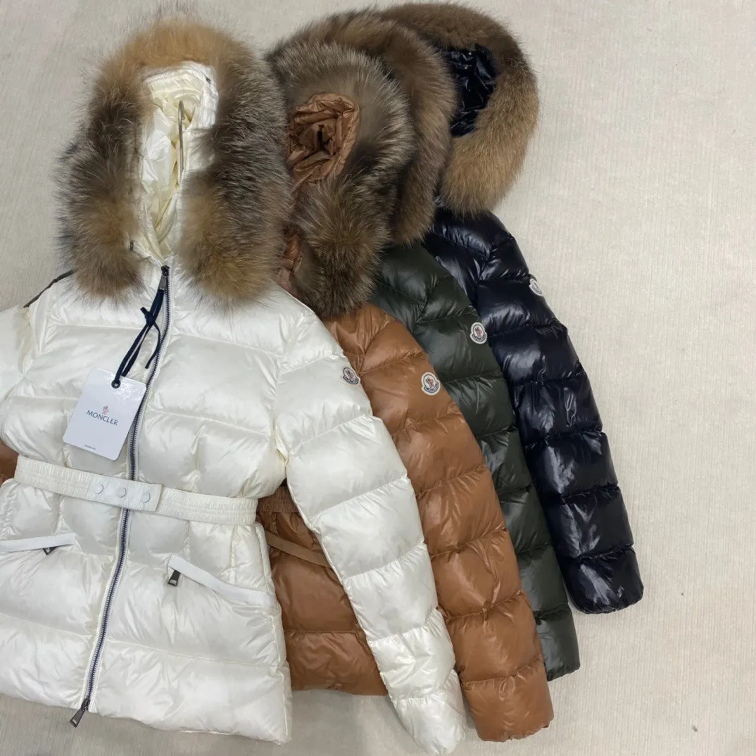 P1040 Moncler Boed short women's down jacket jacket 🌟 The Boed down jacket is designed with a feminine silhouette and is equipped with a delicate belt to create a sophisticated and elegant winter look. This hooded down jacket is made from longue saison fabric and features a luxurious, rich fox fur collar. Warmth and beauty coexist~ Black/White/Coffee/Military Green Size 1234