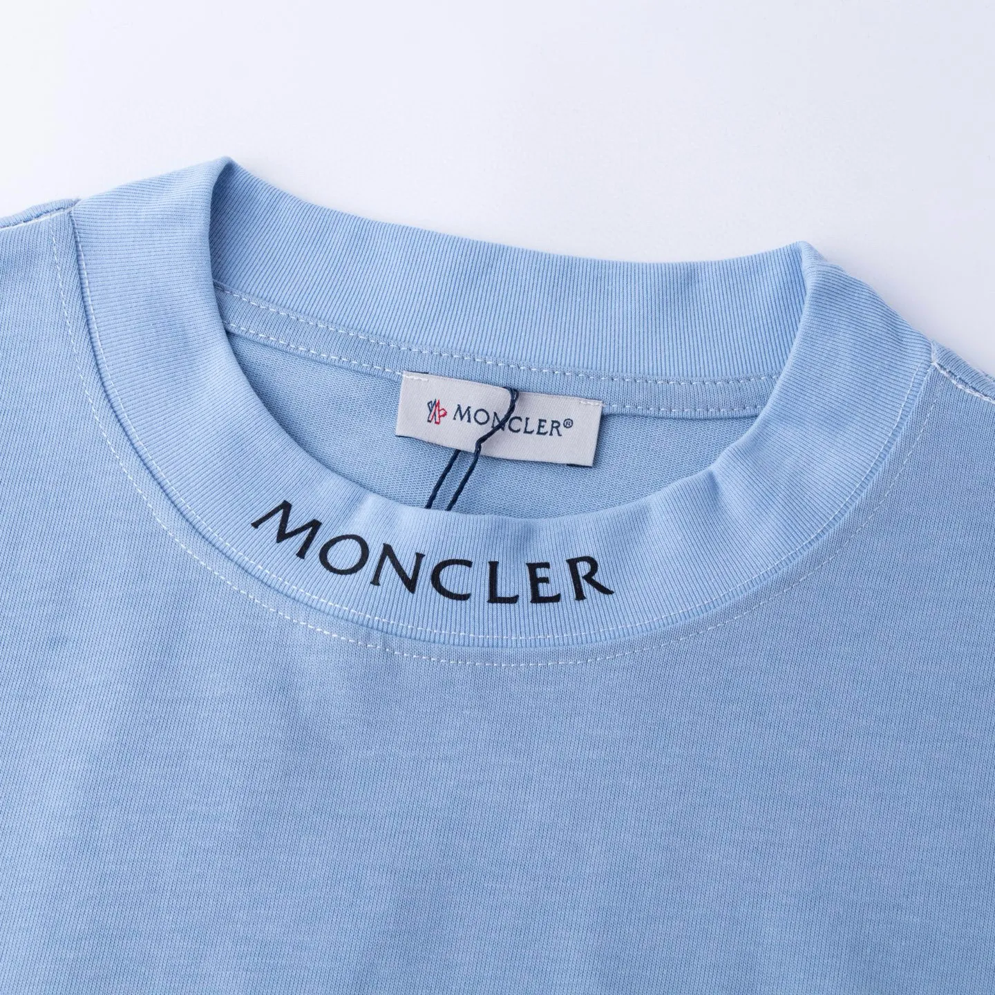 P134 Style No.: 830 〈MONCLER〉The price of the MONCLER is actually quite advantageous. Those who have been to the counters should know that the price of the MONCLER is not much cheaper than Gucci Burberry. It is just relatively low-key and unwilling to hype. It is a picture that you want to buy or not. It has an aloof existence... Exclusively customized 270 grams of 32-count double-yarn smooth cotton. The texture is very soft and comfortable. 100% top-grade fabrics that are different from the market (no shrinkage, no deformation, no pilling) Matched with 320g 1*1 thread (the fabric thread is dyed in the same vat, no color difference, the thread is not easy to deform) Color: black, white, sky blue, pea green Code number: S-XL