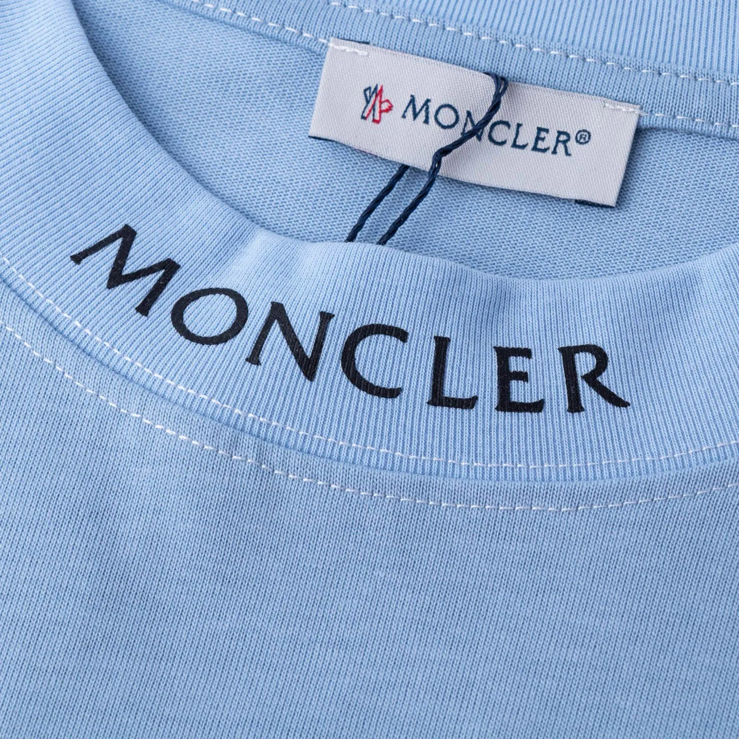 P134 Style No.: 830 〈MONCLER〉The price of the MONCLER is actually quite advantageous. Those who have been to the counters should know that the price of the MONCLER is not much cheaper than Gucci Burberry. It is just relatively low-key and unwilling to hype. It is a picture that you want to buy or not. It has an aloof existence... Exclusively customized 270 grams of 32-count double-yarn smooth cotton. The texture is very soft and comfortable. 100% top-grade fabrics that are different from the market (no shrinkage, no deformation, no pilling) Matched with 320g 1*1 thread (the fabric thread is dyed in the same vat, no color difference, the thread is not easy to deform) Color: black, white, sky blue, pea green Code number: S-XL