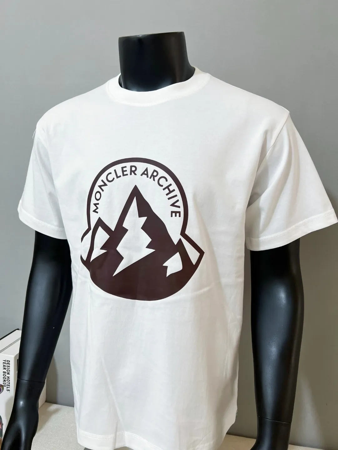 P140 MONCLER is new, 26ss spring and summer new style, official synchronized large logo printed short-sleeved T-shirt, details match the official version, and the size of the logo is strictly controlled , standard size, details are in sync with the official version; 240g double yarn 100% cotton fabric is selected, imported woven thread, the neckline is boned and not easy to deform, washed at high temperature at the factory, the fabric is soft and breathable, does not shrink and prevent deformation, NCF washed mark identification, details are in place, European size version, loose and suitable, the same color as the official website: black, white, size XS-L (L size can wear 200 pounds)