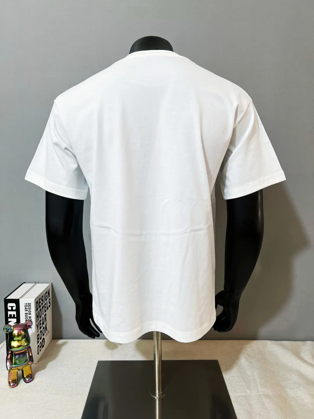 P140 MONCLER is new, 26ss spring and summer new style, official synchronized large logo printed short-sleeved T-shirt, details match the official version, and the size of the logo is strictly controlled , standard size, details are in sync with the official version; 240g double yarn 100% cotton fabric is selected, imported woven thread, the neckline is boned and not easy to deform, washed at high temperature at the factory, the fabric is soft and breathable, does not shrink and prevent deformation, NCF washed mark identification, details are in place, European size version, loose and suitable, the same color as the official website: black, white, size XS-L (L size can wear 200 pounds)